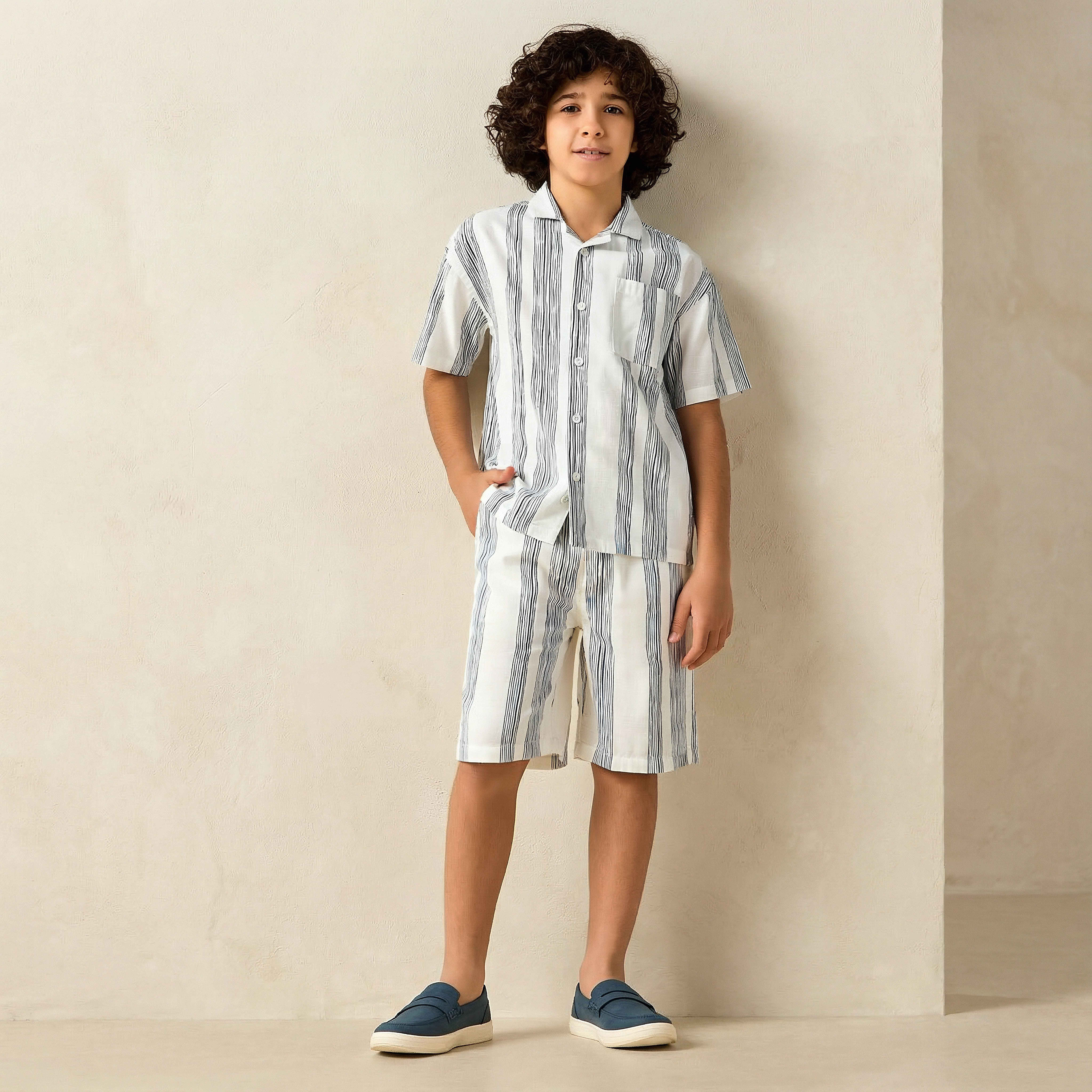 طقم قميص بياقة كامب وأكمام قصيرة مع شورت بخطوط من جونيورز-boys-clothing-setsandcoords-image-1