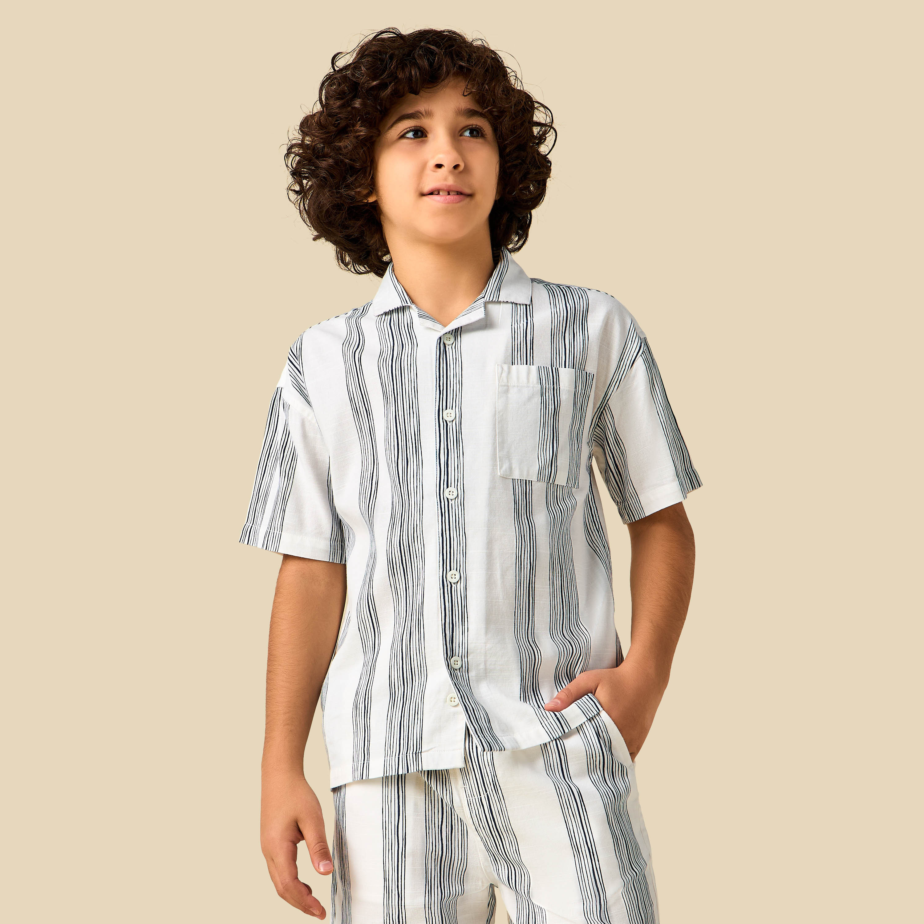 طقم قميص بياقة كامب وأكمام قصيرة مع شورت بخطوط من جونيورز-boys-clothing-setsandcoords-image-2