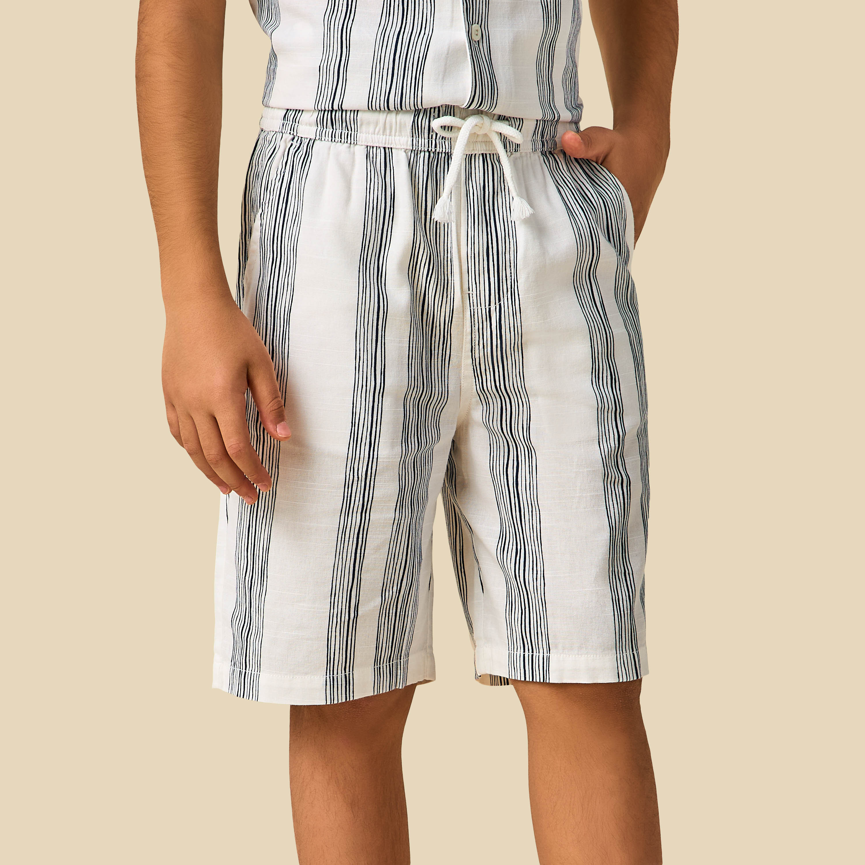 طقم قميص بياقة كامب وأكمام قصيرة مع شورت بخطوط من جونيورز-boys-clothing-setsandcoords-image-3