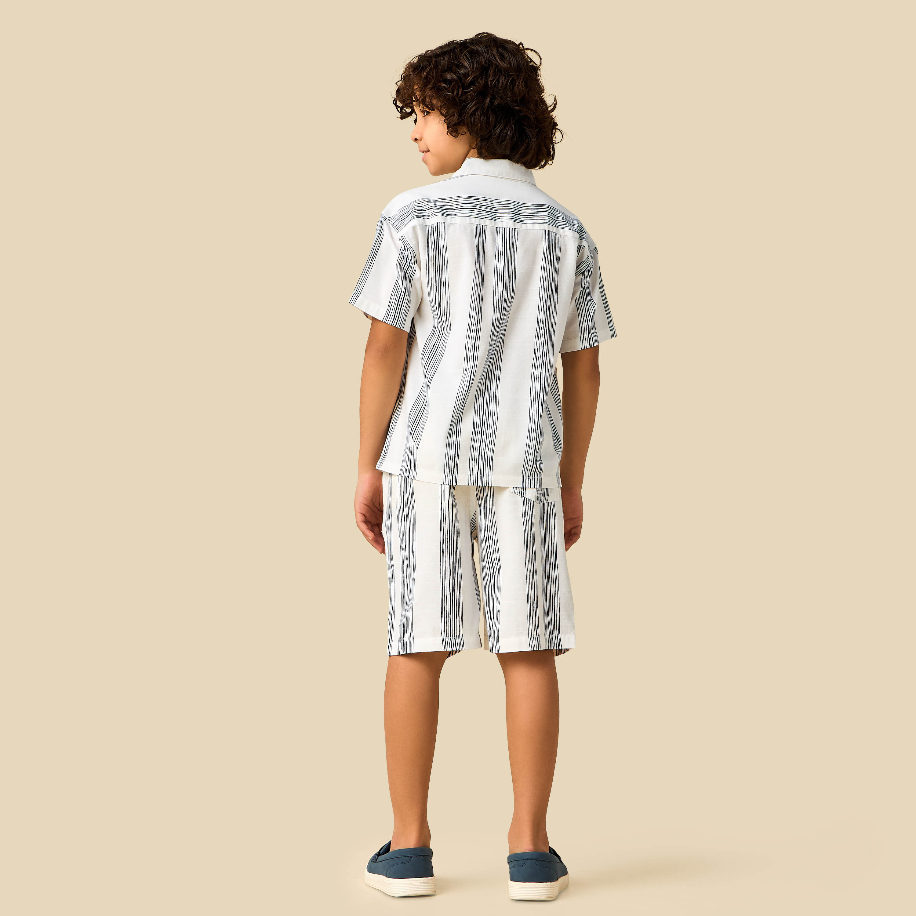 طقم قميص بياقة كامب وأكمام قصيرة مع شورت بخطوط من جونيورز-boys-clothing-setsandcoords-image-4
