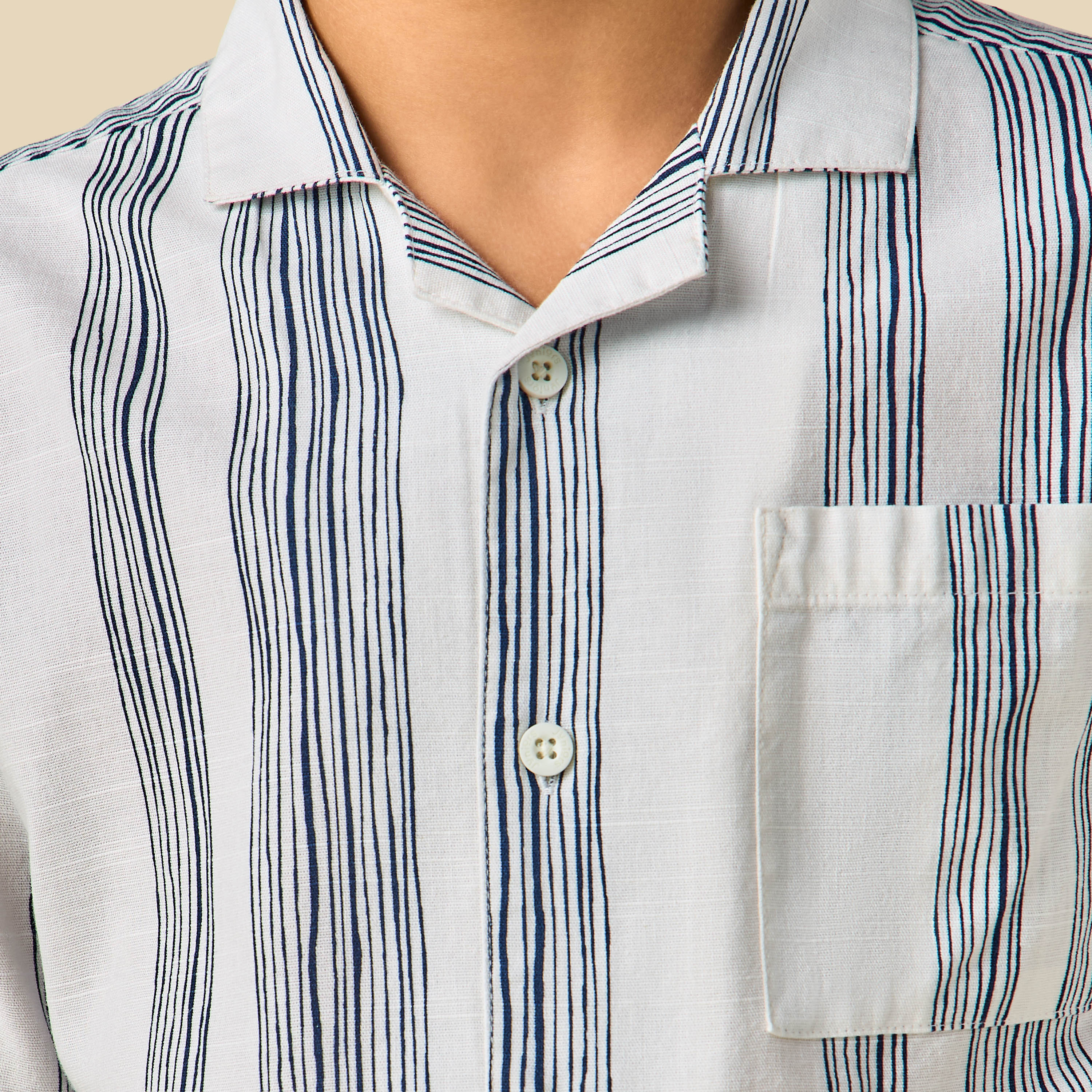طقم قميص بياقة كامب وأكمام قصيرة مع شورت بخطوط من جونيورز-boys-clothing-setsandcoords-image-5