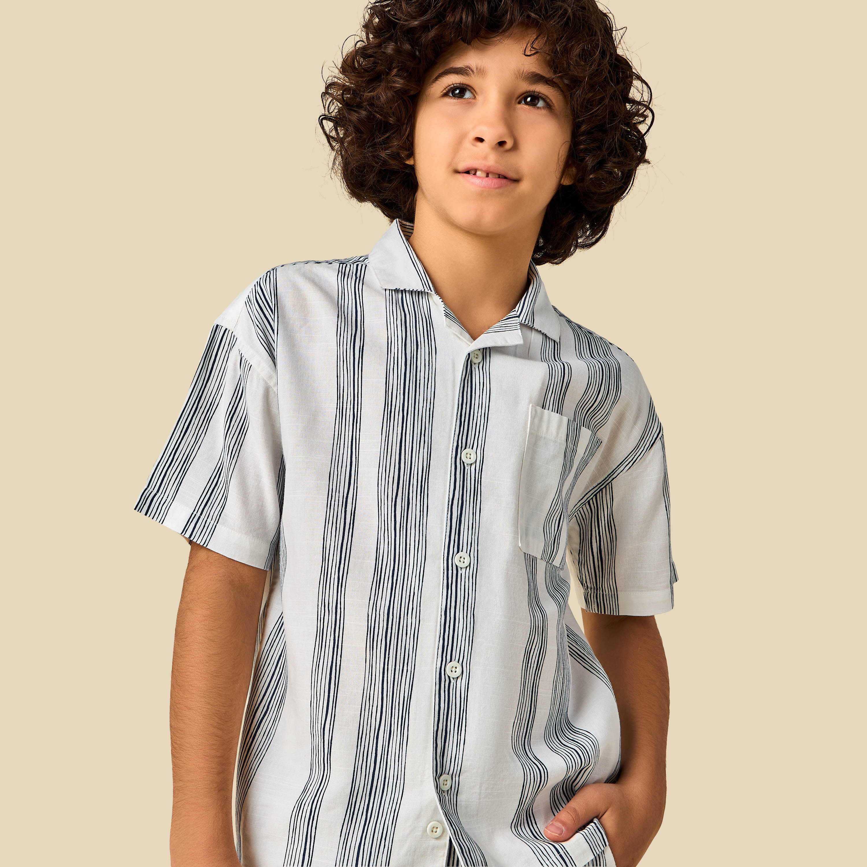 طقم قميص بياقة كامب وأكمام قصيرة مع شورت بخطوط من جونيورز-boys-clothing-setsandcoords-image-6