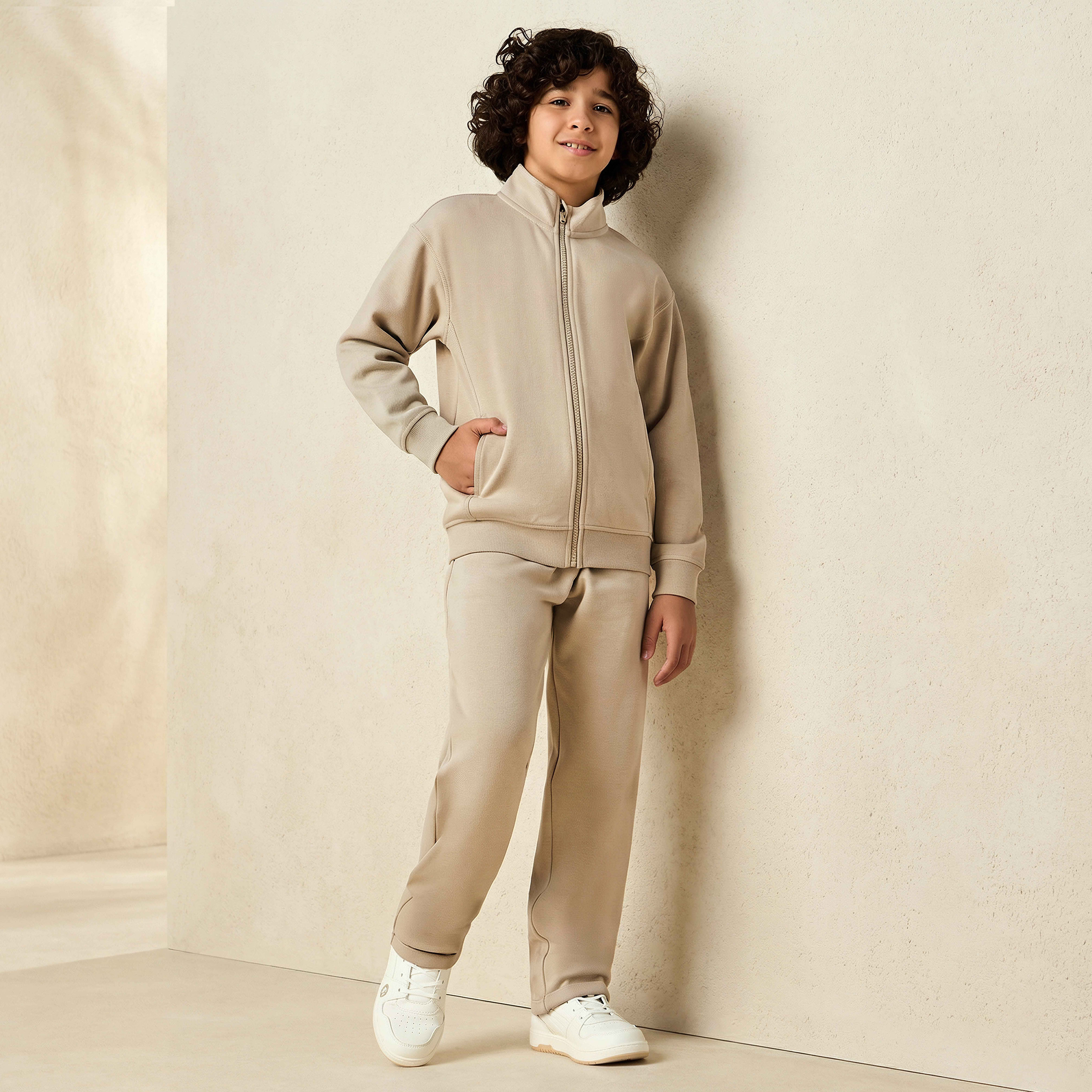 طقم جاكيت بياقة عالية وأكمام طويلة وبنطلون رياضي بتفاصيل لوح من جونيورز-boys-clothing-setsandcoords-image-1