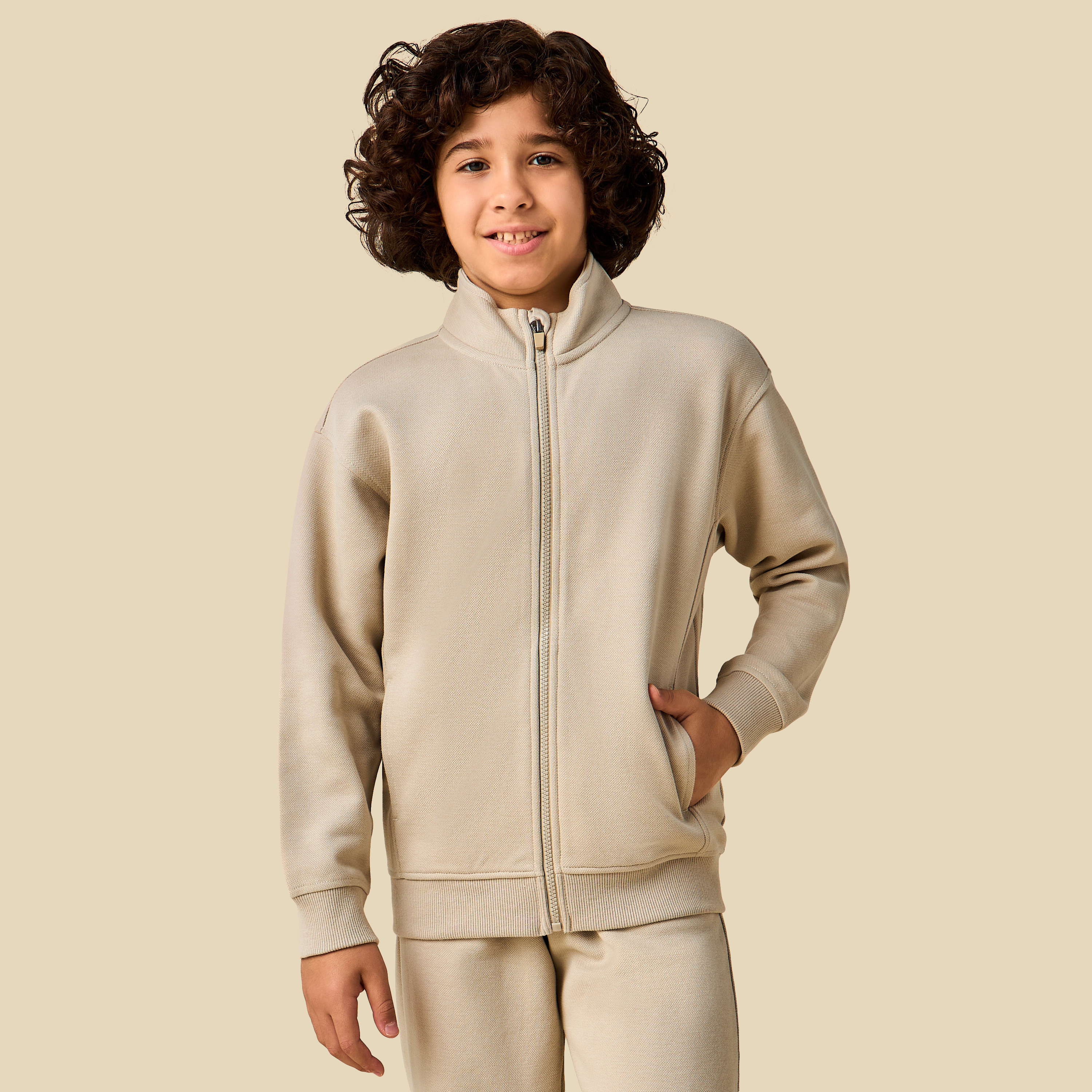 طقم جاكيت بياقة عالية وأكمام طويلة وبنطلون رياضي بتفاصيل لوح من جونيورز-boys-clothing-setsandcoords-image-2
