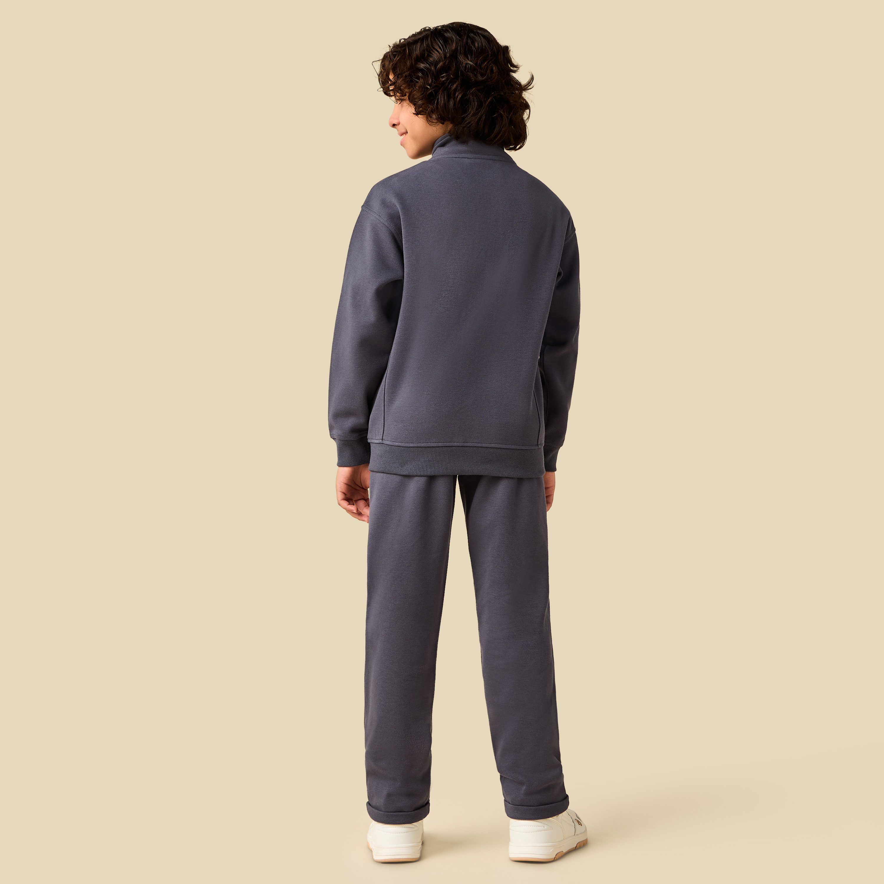 طقم جاكيت بياقة عالية وأكمام طويلة وبنطلون رياضي بتفاصيل لوح من جونيورز-boys-clothing-setsandcoords-image-4