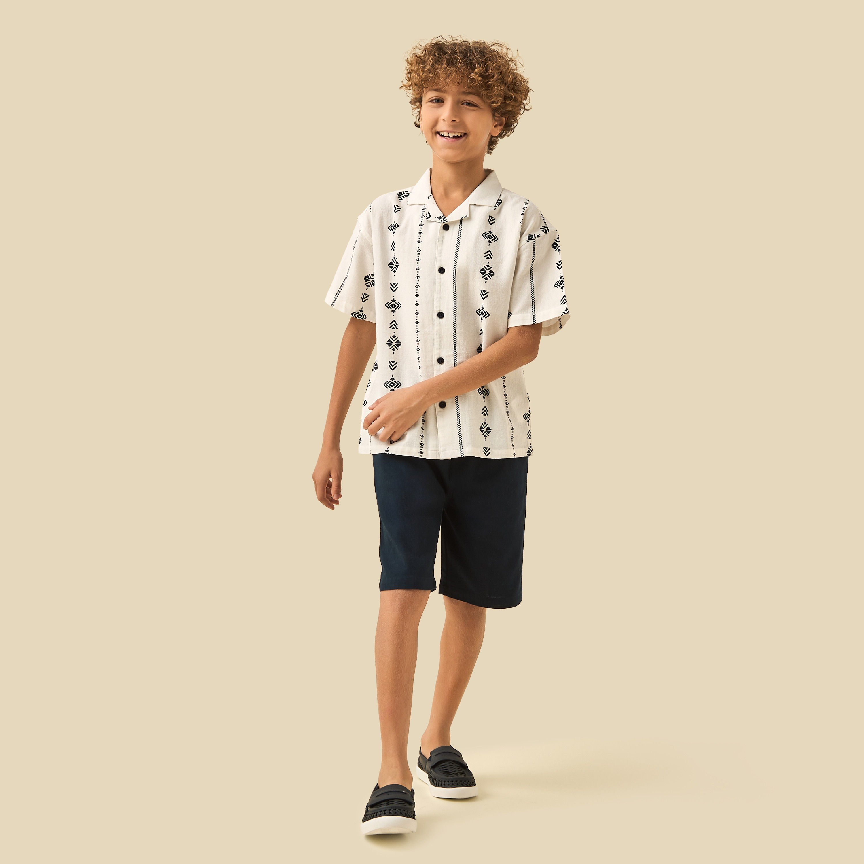 طقم قميص بياقة كامب وأكمام قصيرة مع شورت بطبعات من جونيورز-boys-clothing-setsandcoords-image-1