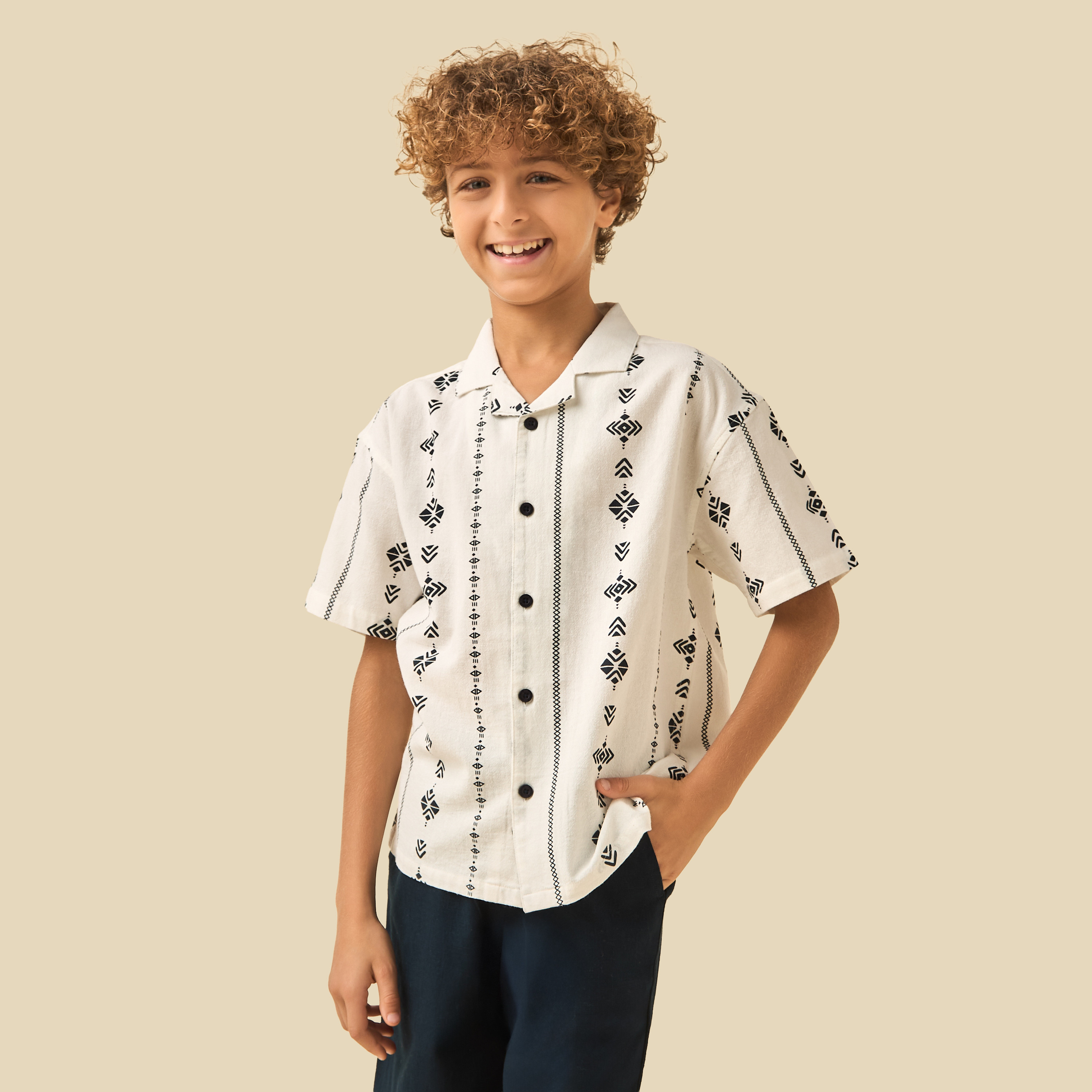 طقم قميص بياقة كامب وأكمام قصيرة مع شورت بطبعات من جونيورز-boys-clothing-setsandcoords-image-2