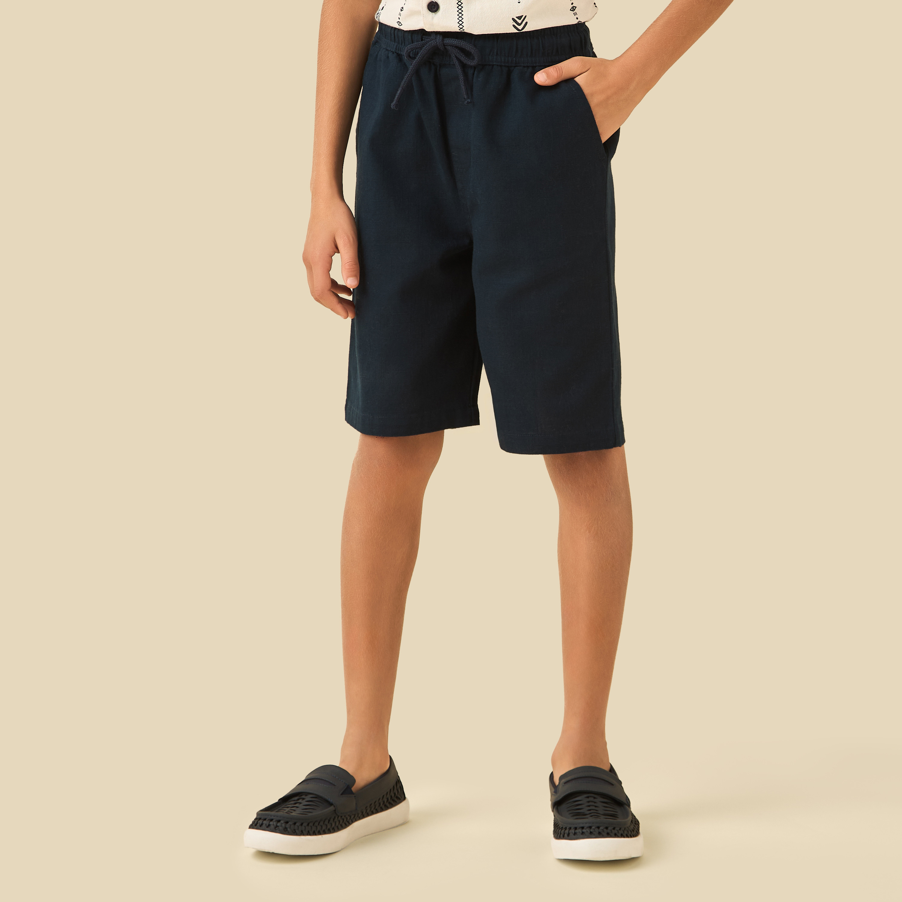 طقم قميص بياقة كامب وأكمام قصيرة مع شورت بطبعات من جونيورز-boys-clothing-setsandcoords-image-3