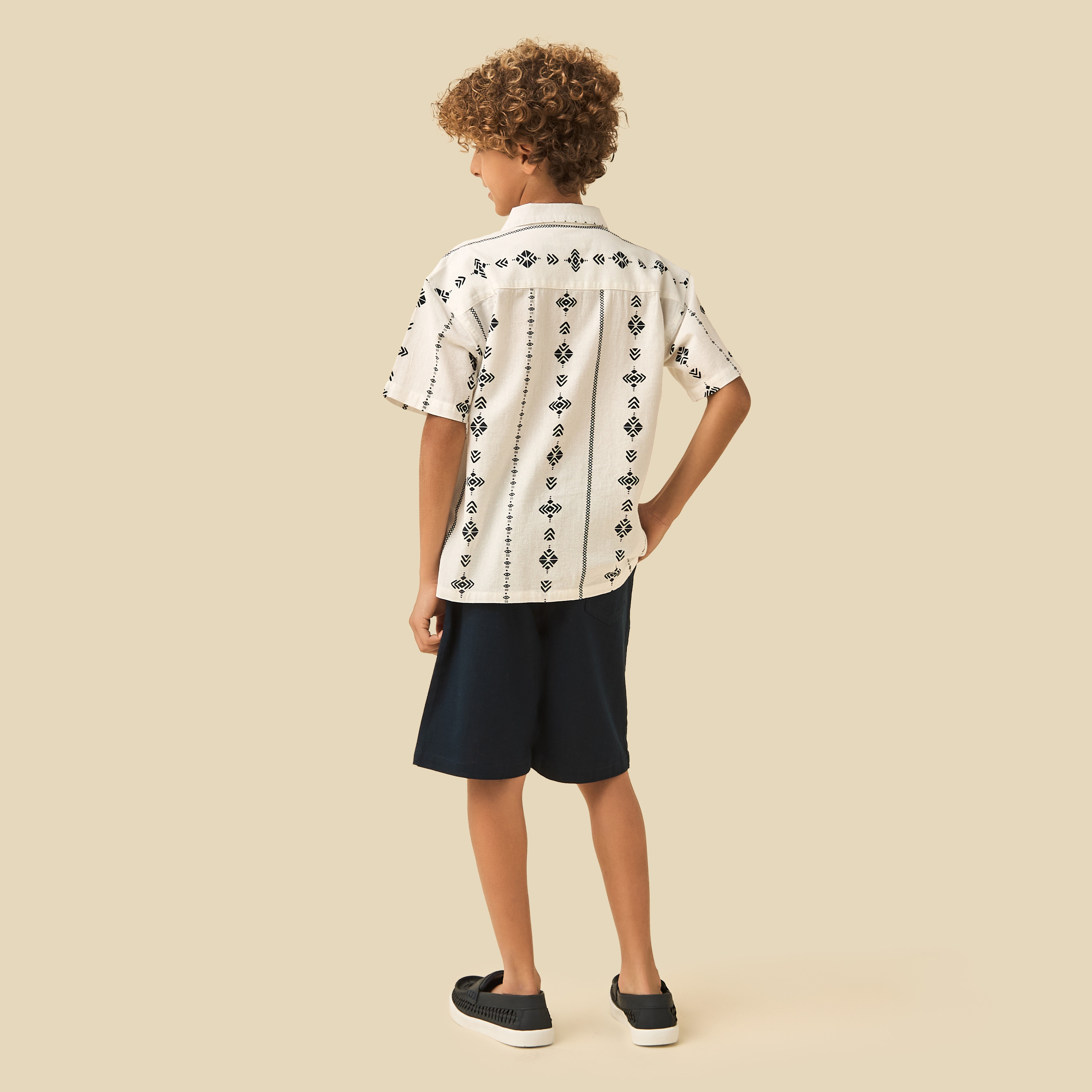 طقم قميص بياقة كامب وأكمام قصيرة مع شورت بطبعات من جونيورز-boys-clothing-setsandcoords-image-4