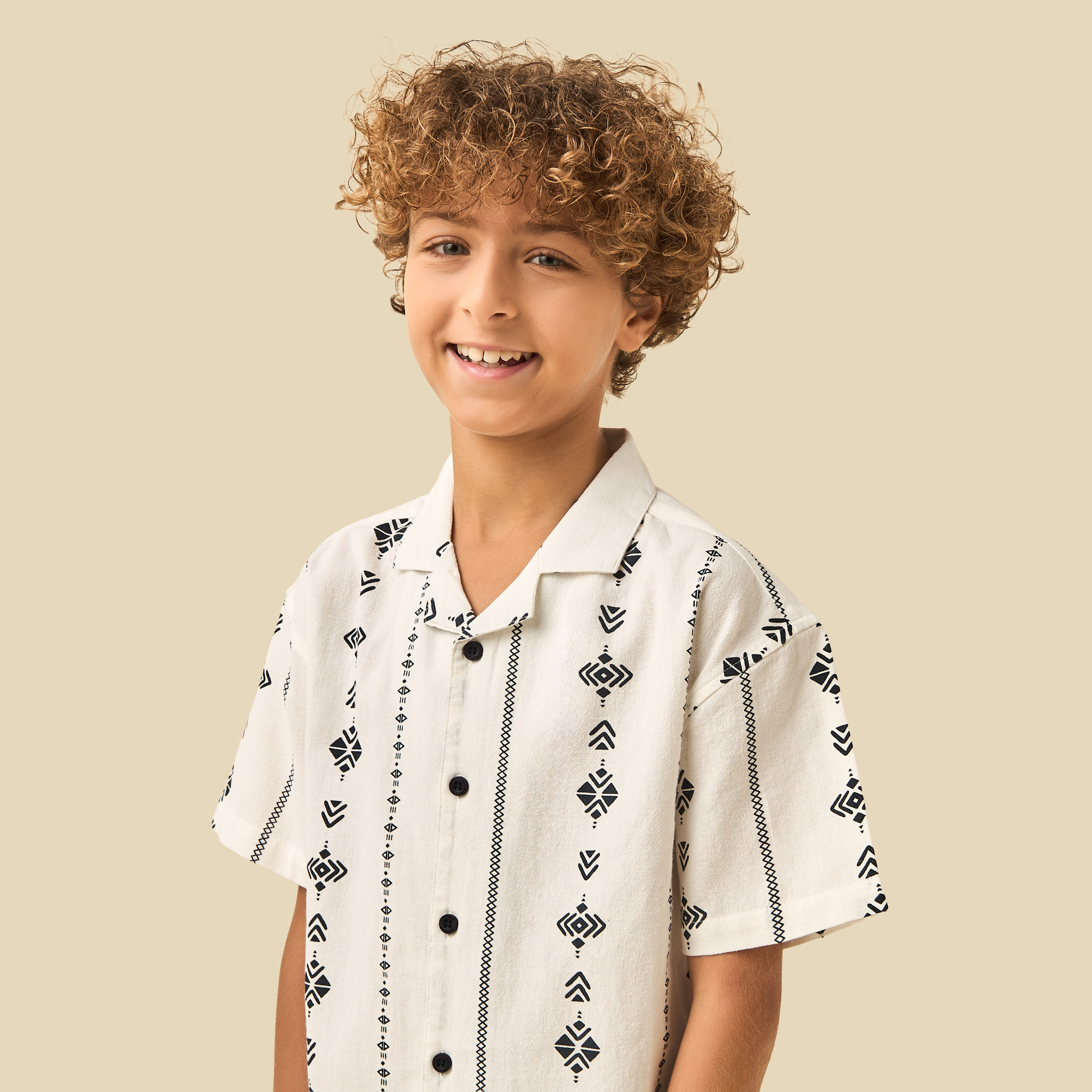 طقم قميص بياقة كامب وأكمام قصيرة مع شورت بطبعات من جونيورز-boys-clothing-setsandcoords-image-5