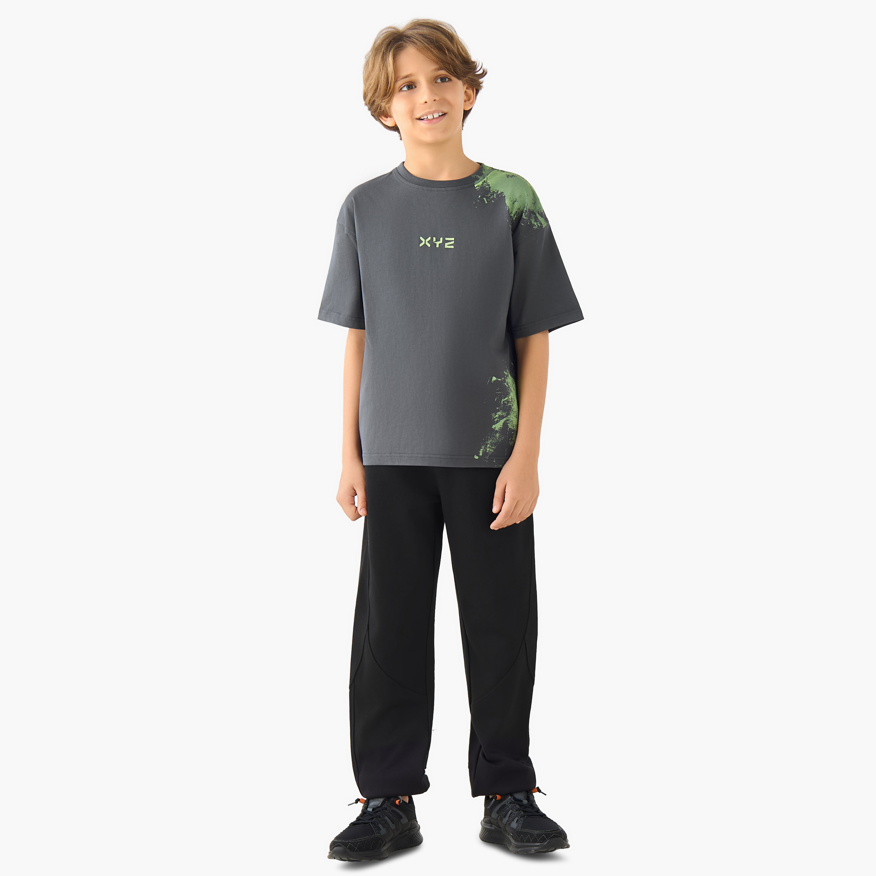 تيشيرت بياقة ضيقة وأكمام قصيرة وطبعات تجريدية من إكس واي زد-sports-boys-clothing-tops-image-2