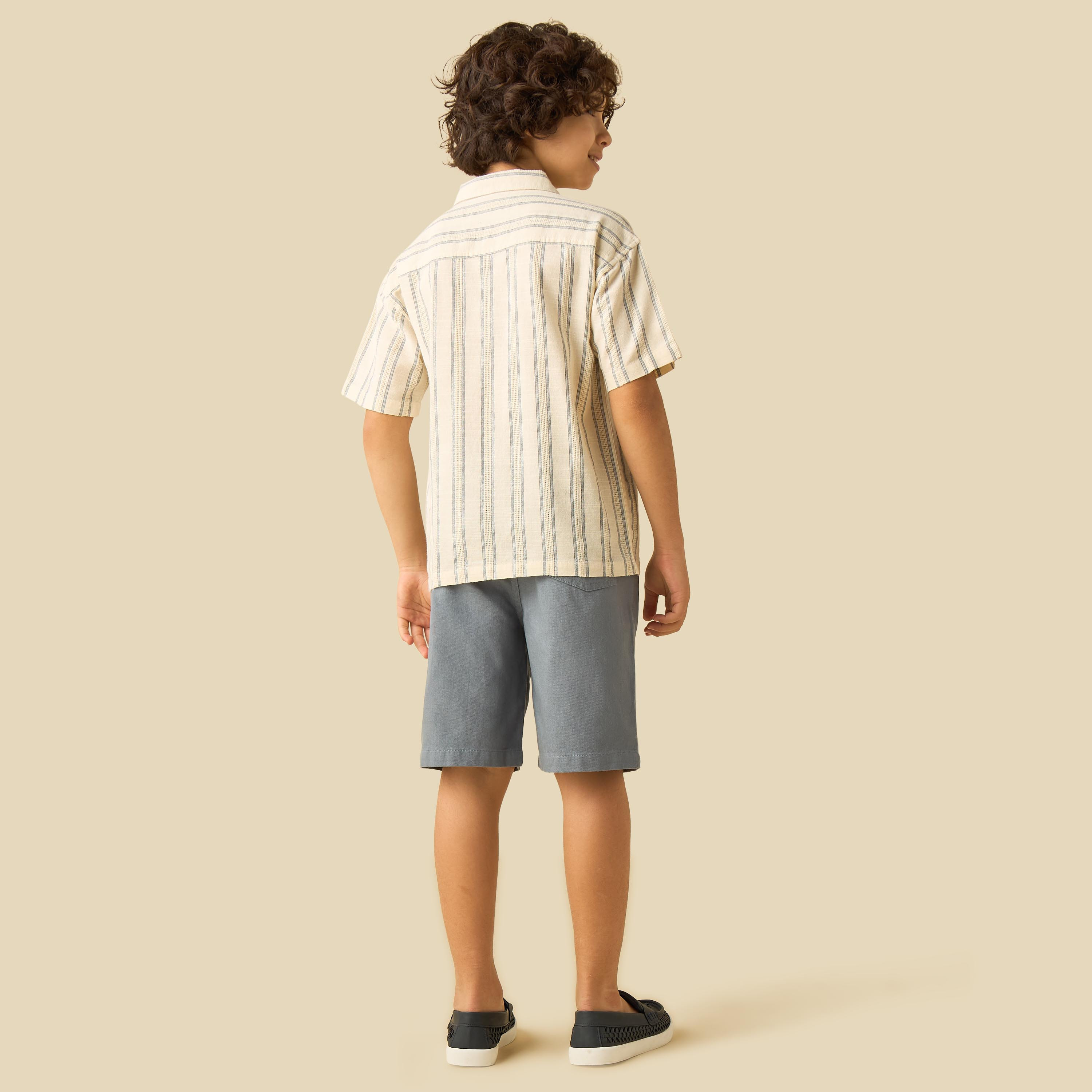 طقم شورت برباط إغلاق وقميص بياقة كامب وأكمام قصيرة من إليجو-boys-clothing-setsandcoords-image-4