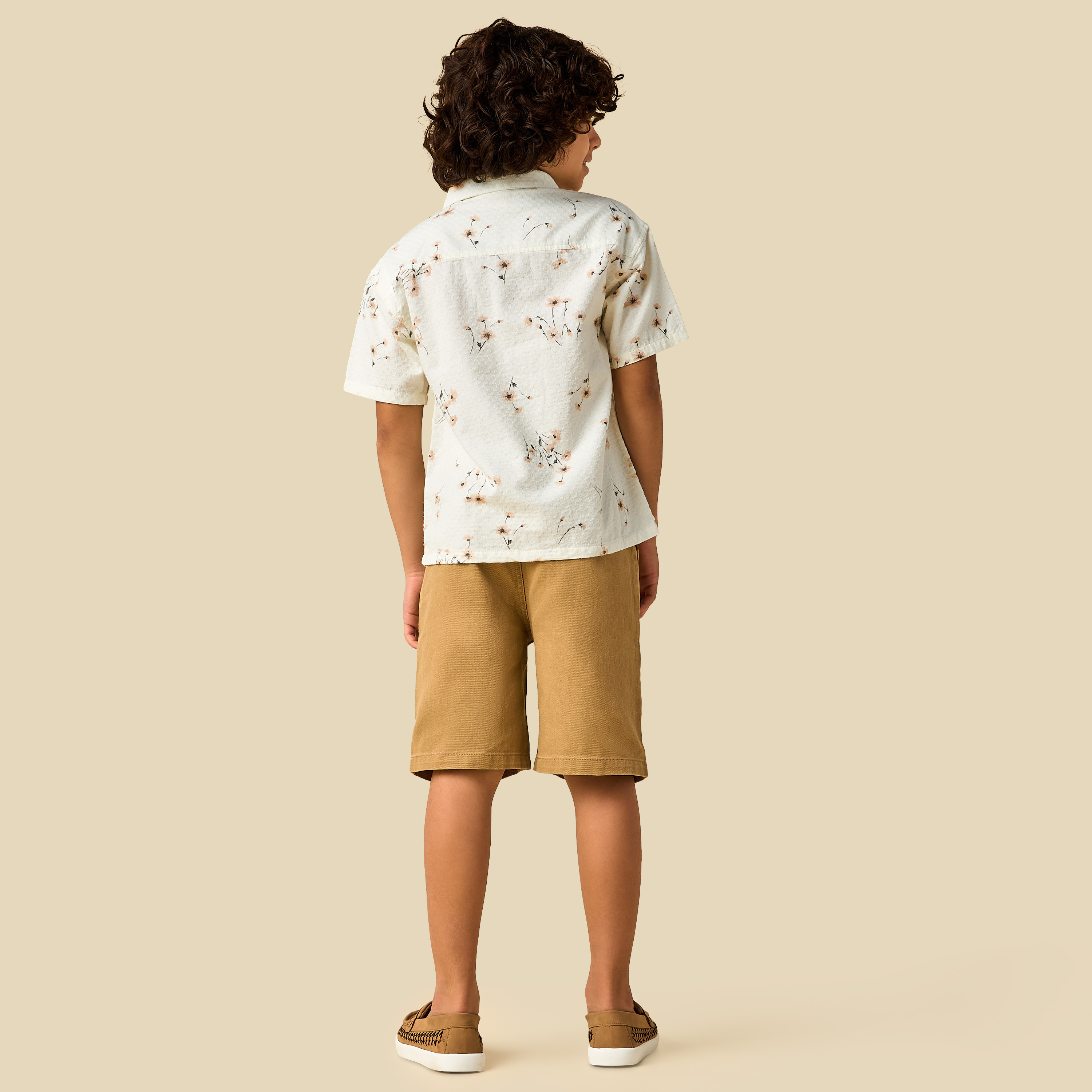 طقم شورت بطبعات زهرية وقميص بياقة كامب وأكمام قصيرة من إليجو -boys-clothing-setsandcoords-image-4