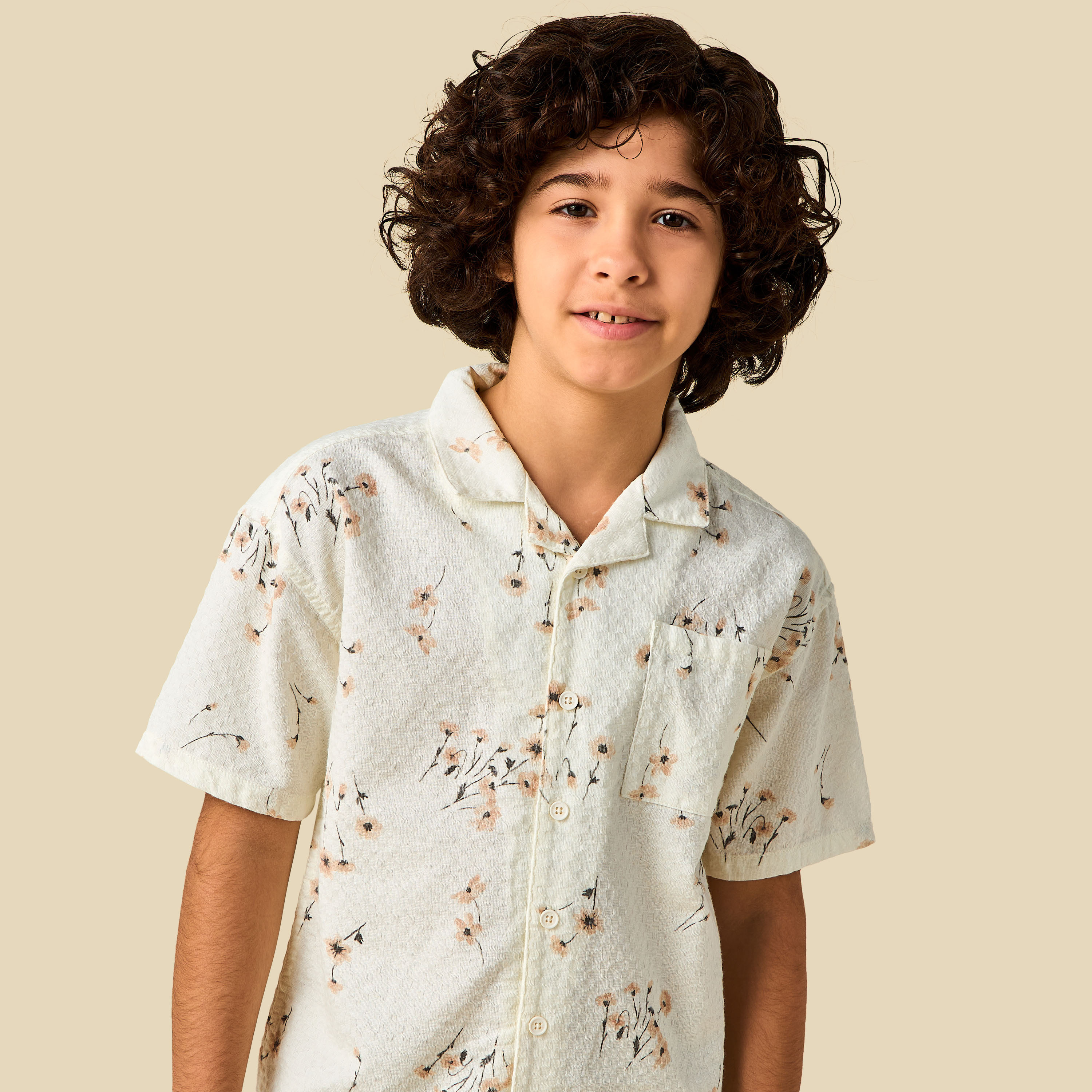 طقم شورت بطبعات زهرية وقميص بياقة كامب وأكمام قصيرة من إليجو -boys-clothing-setsandcoords-image-6