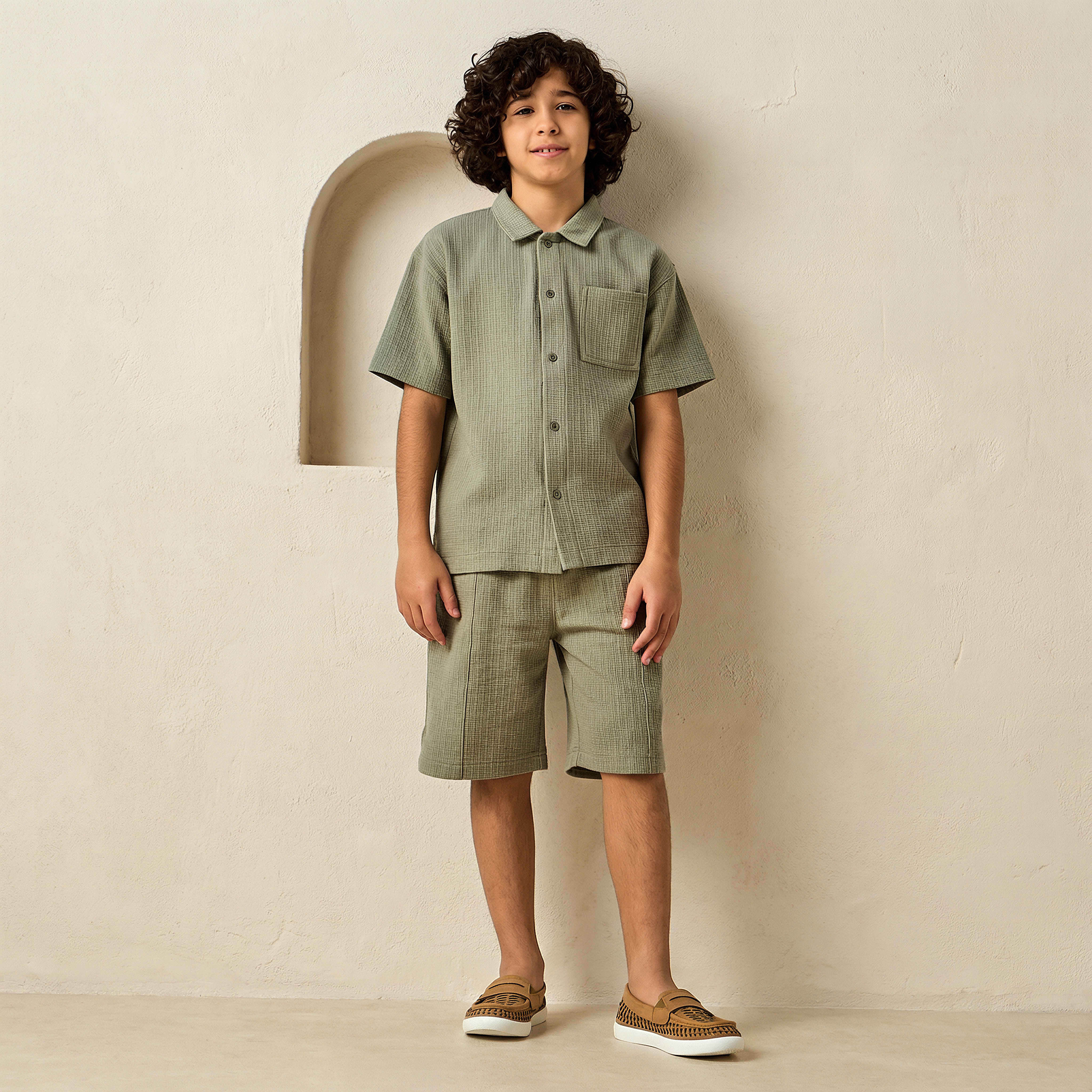 طقم شورت بجيوب وقميص بياقة عادية وأكمام قصيرة من إليجو-boys-clothing-setsandcoords-image-6