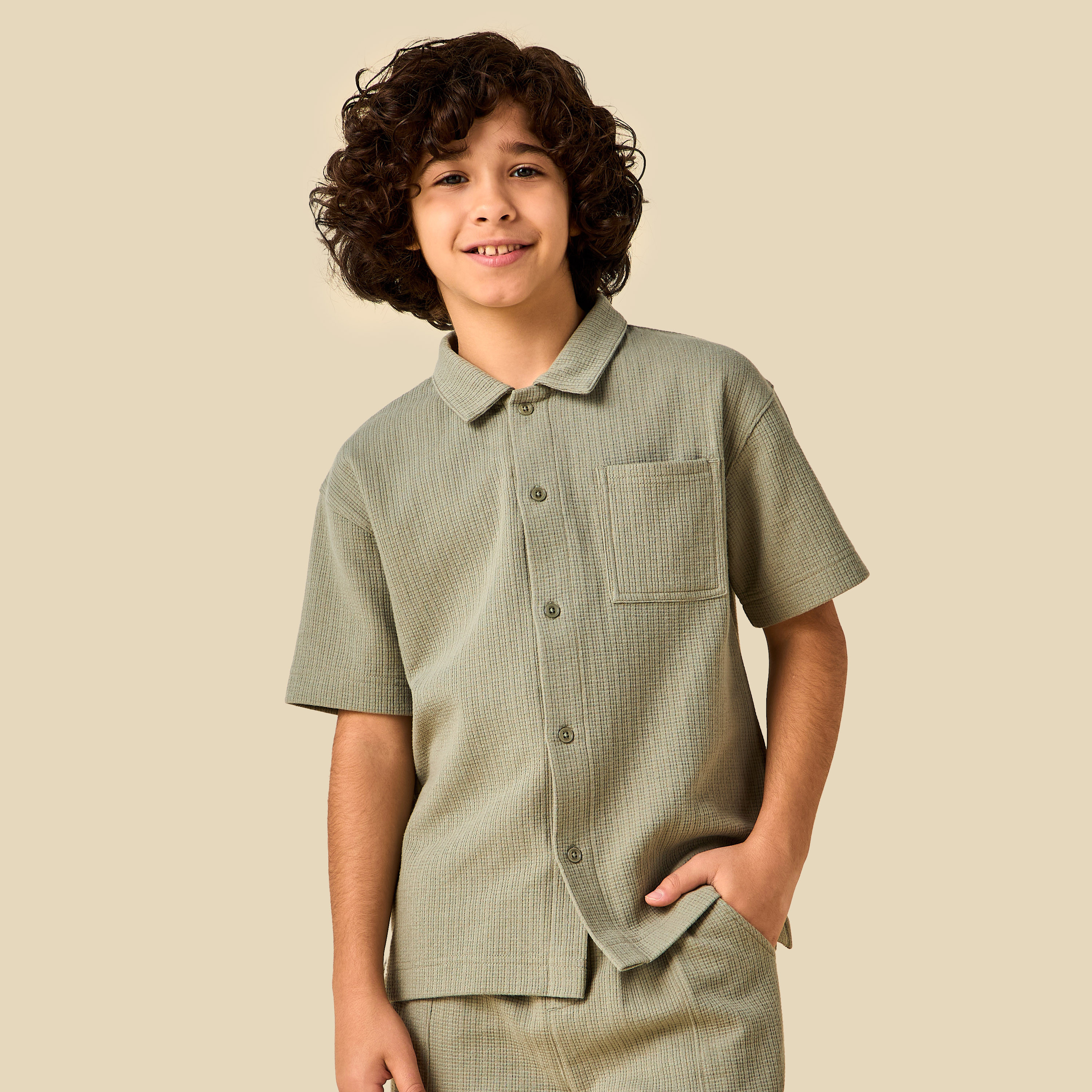 طقم شورت بجيوب وقميص بياقة عادية وأكمام قصيرة من إليجو-boys-clothing-setsandcoords-image-5