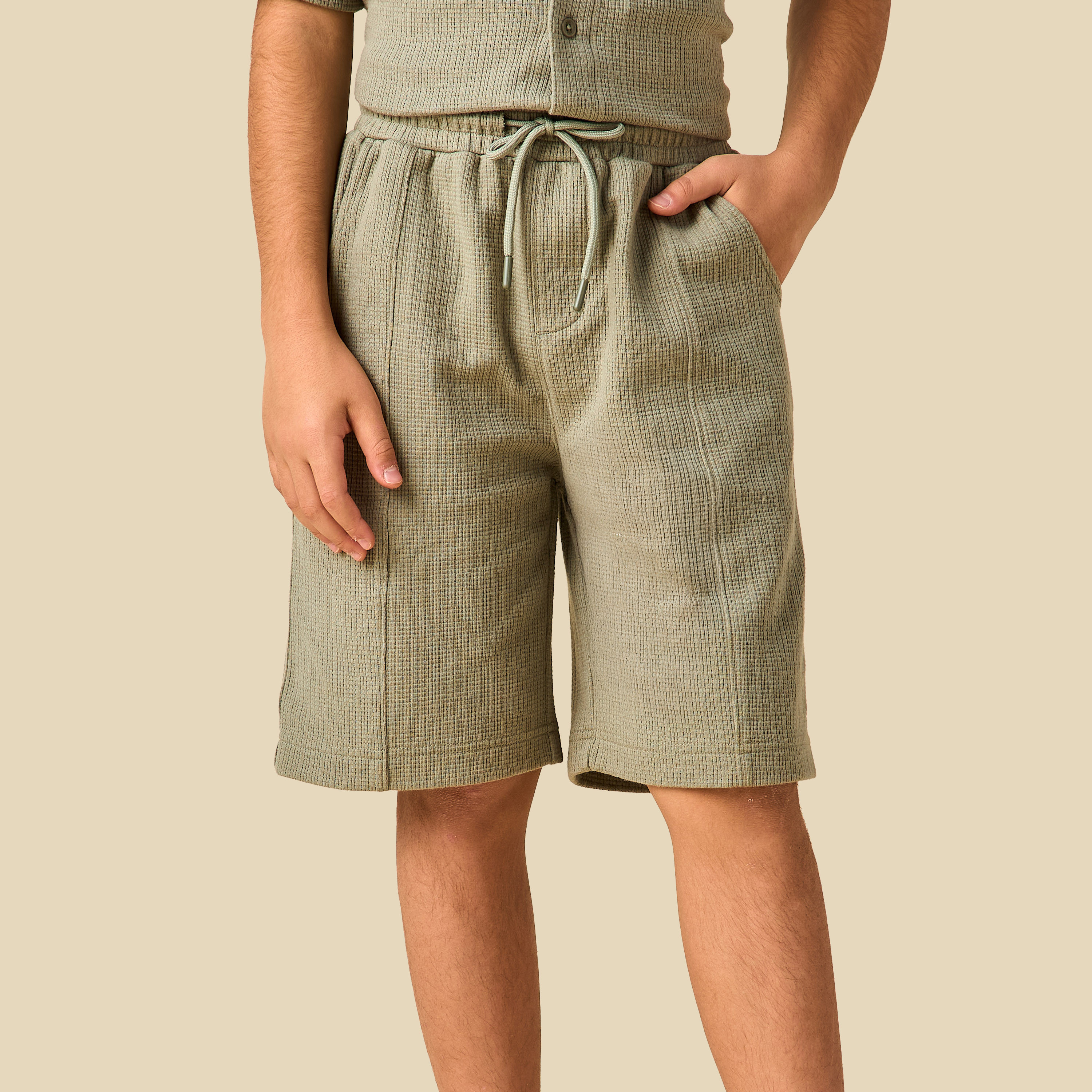 طقم شورت بجيوب وقميص بياقة عادية وأكمام قصيرة من إليجو-boys-clothing-setsandcoords-image-4