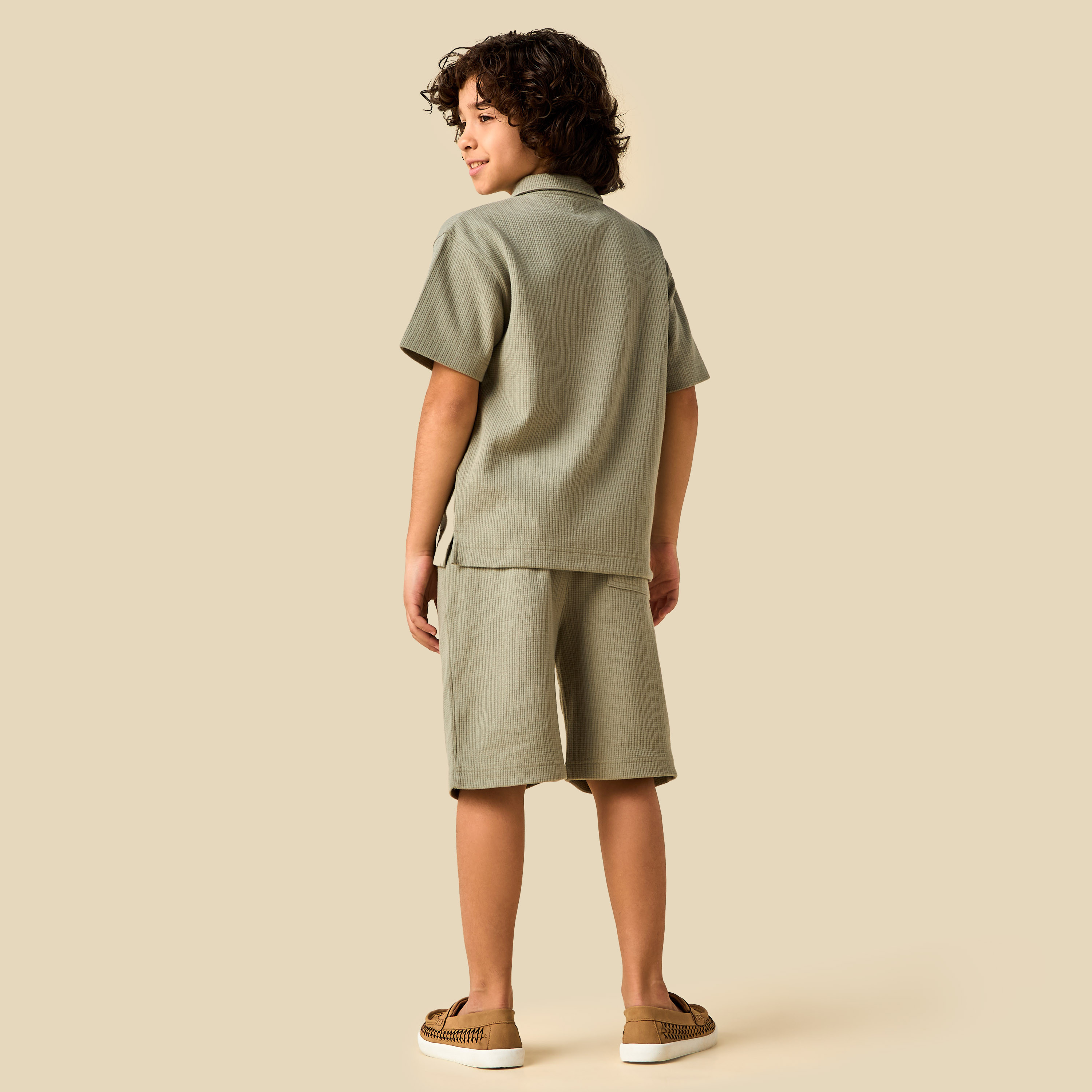 طقم شورت بجيوب وقميص بياقة عادية وأكمام قصيرة من إليجو-boys-clothing-setsandcoords-image-3