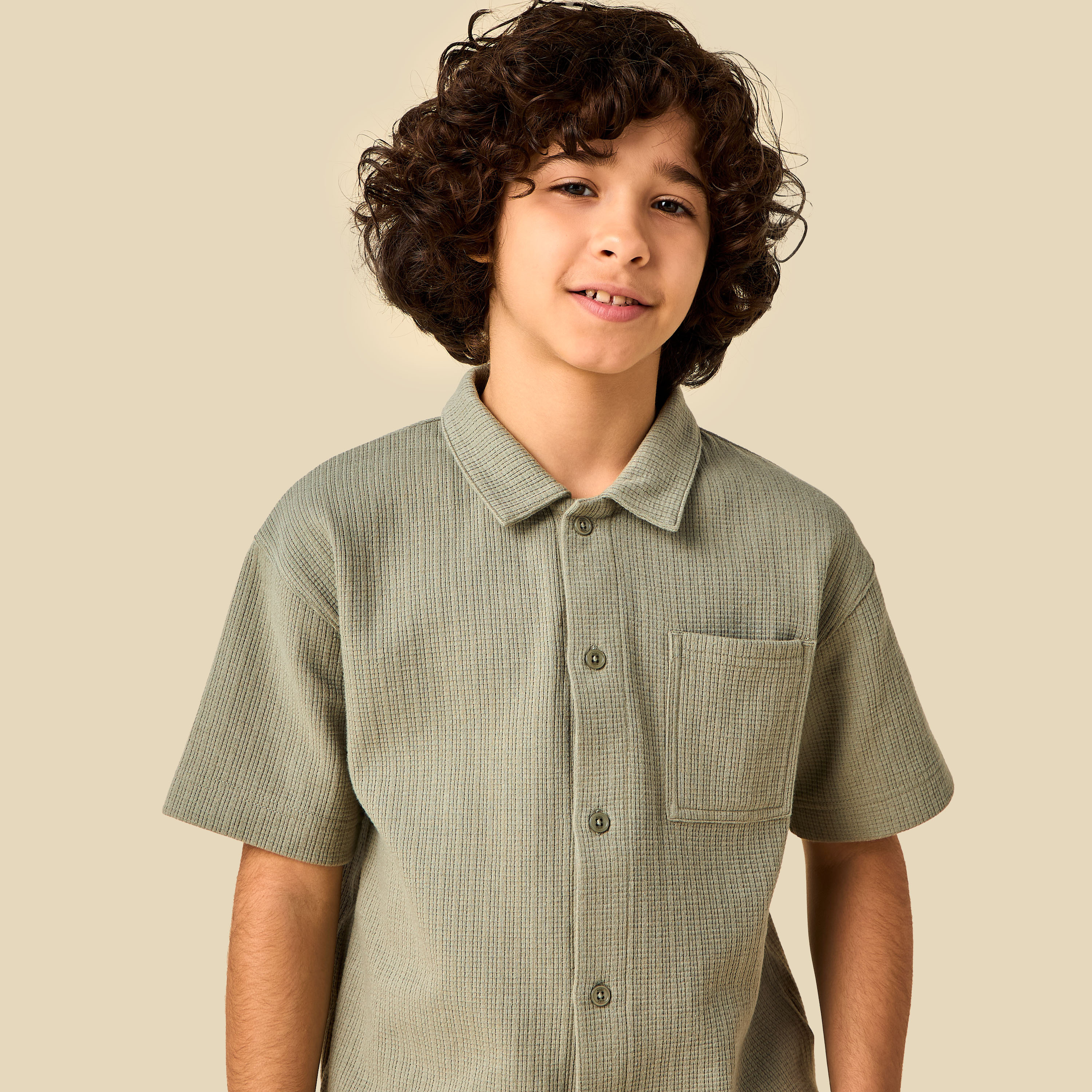 طقم شورت بجيوب وقميص بياقة عادية وأكمام قصيرة من إليجو-boys-clothing-setsandcoords-image-1