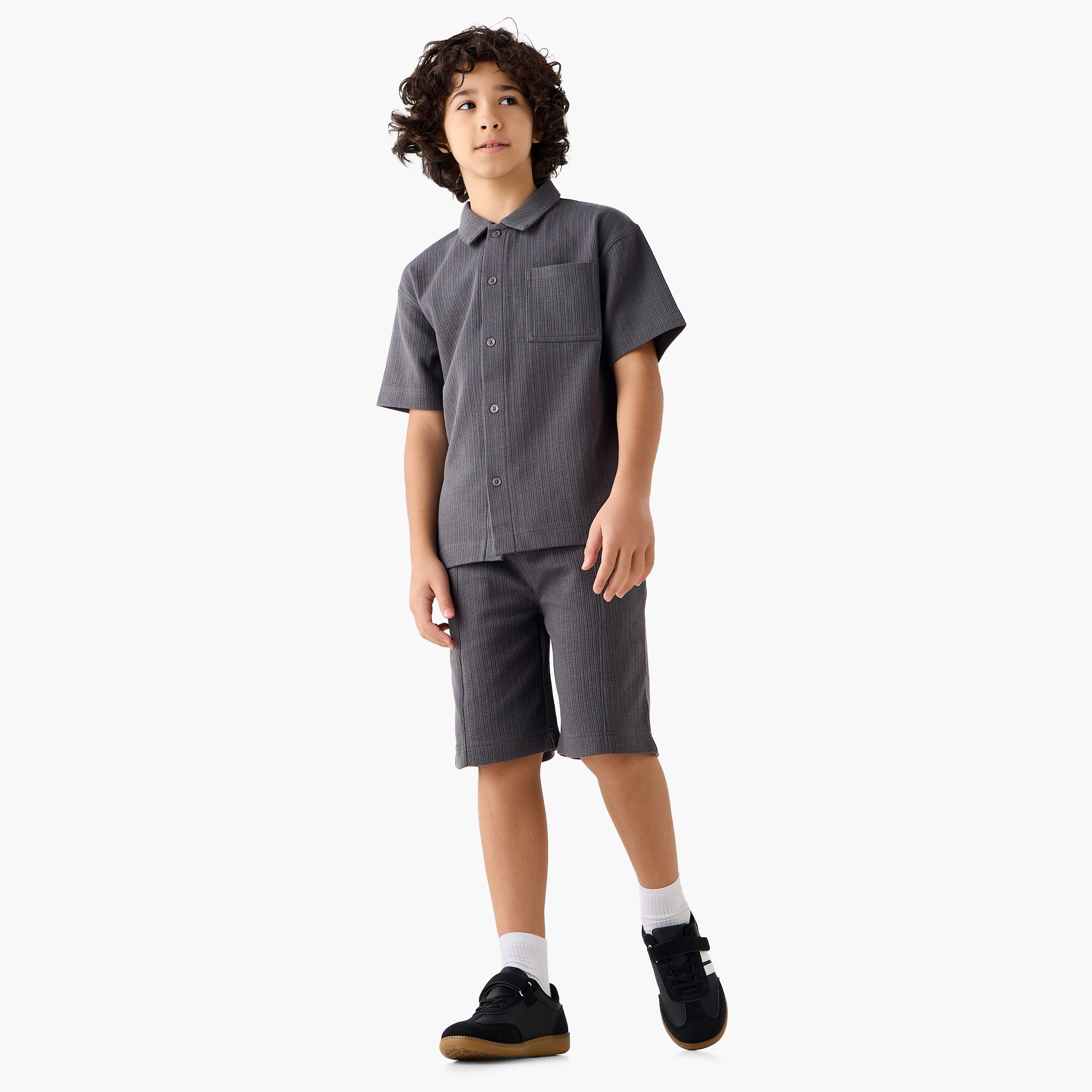 طقم شورت بارز الملمس وقميص بياقة عادية وأكمام قصيرة من إليجو -boys-clothing-setsandcoords-image-1