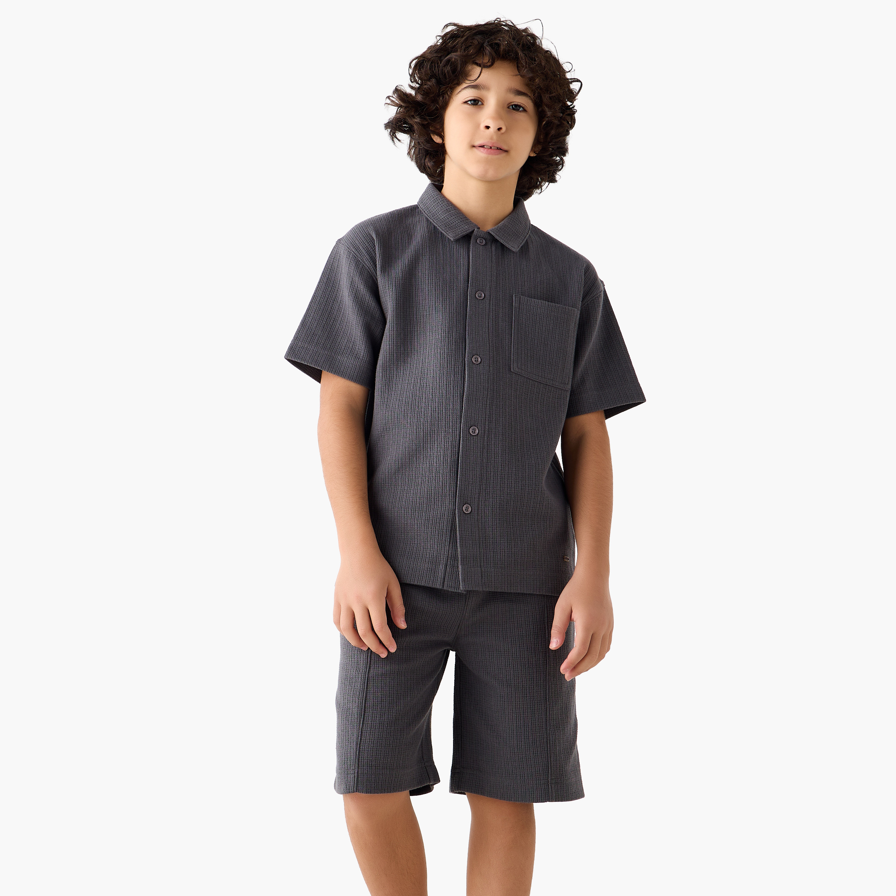 طقم شورت بارز الملمس وقميص بياقة عادية وأكمام قصيرة من إليجو -boys-clothing-setsandcoords-image-2