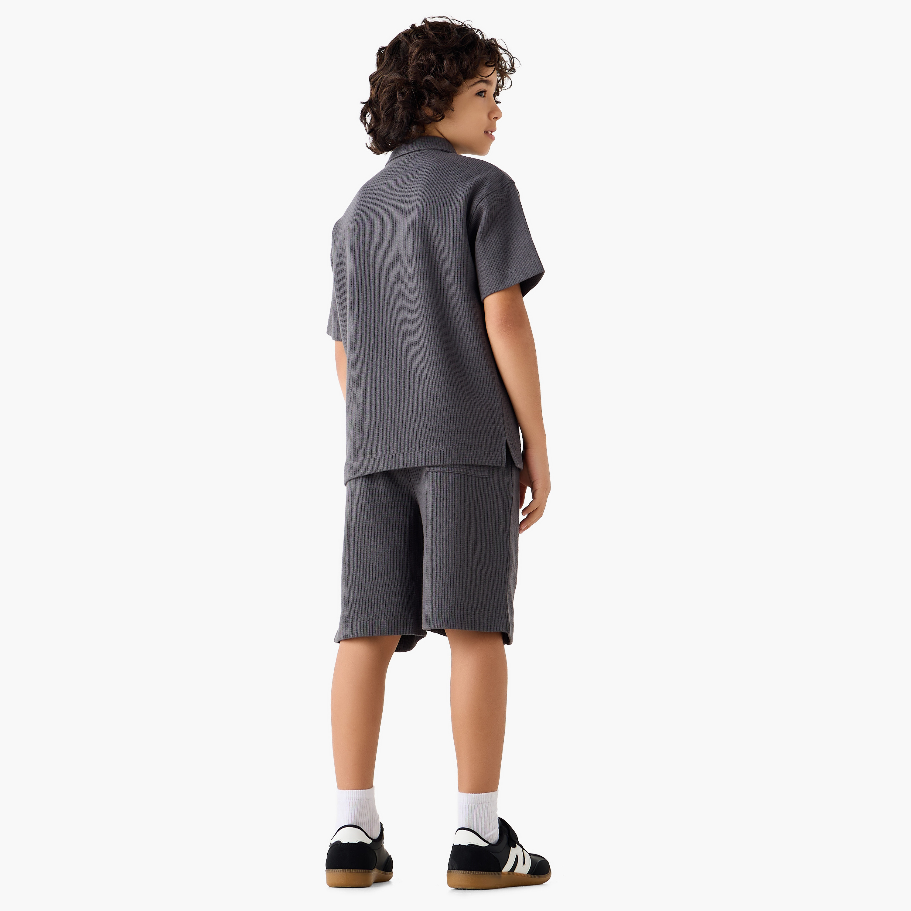 طقم شورت بارز الملمس وقميص بياقة عادية وأكمام قصيرة من إليجو -boys-clothing-setsandcoords-image-3