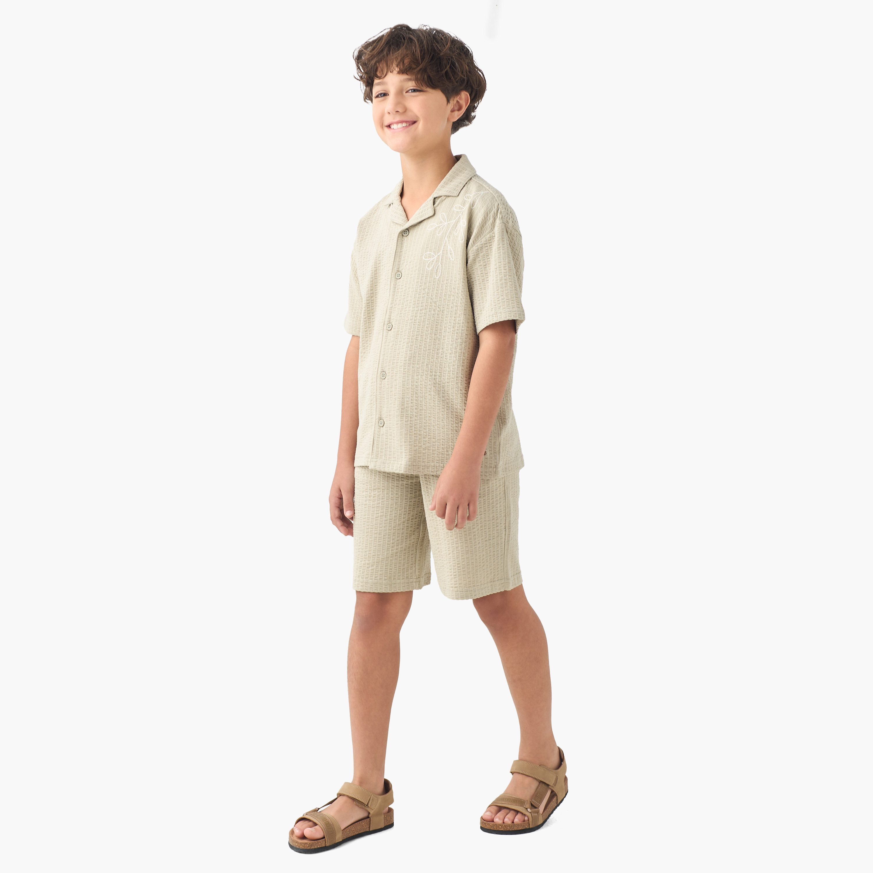 طقم شورت بتفاصيل مطرزة وقميص بياقة كامب وأكمام قصيرة من إليجو -boys-clothing-setsandcoords-image-1