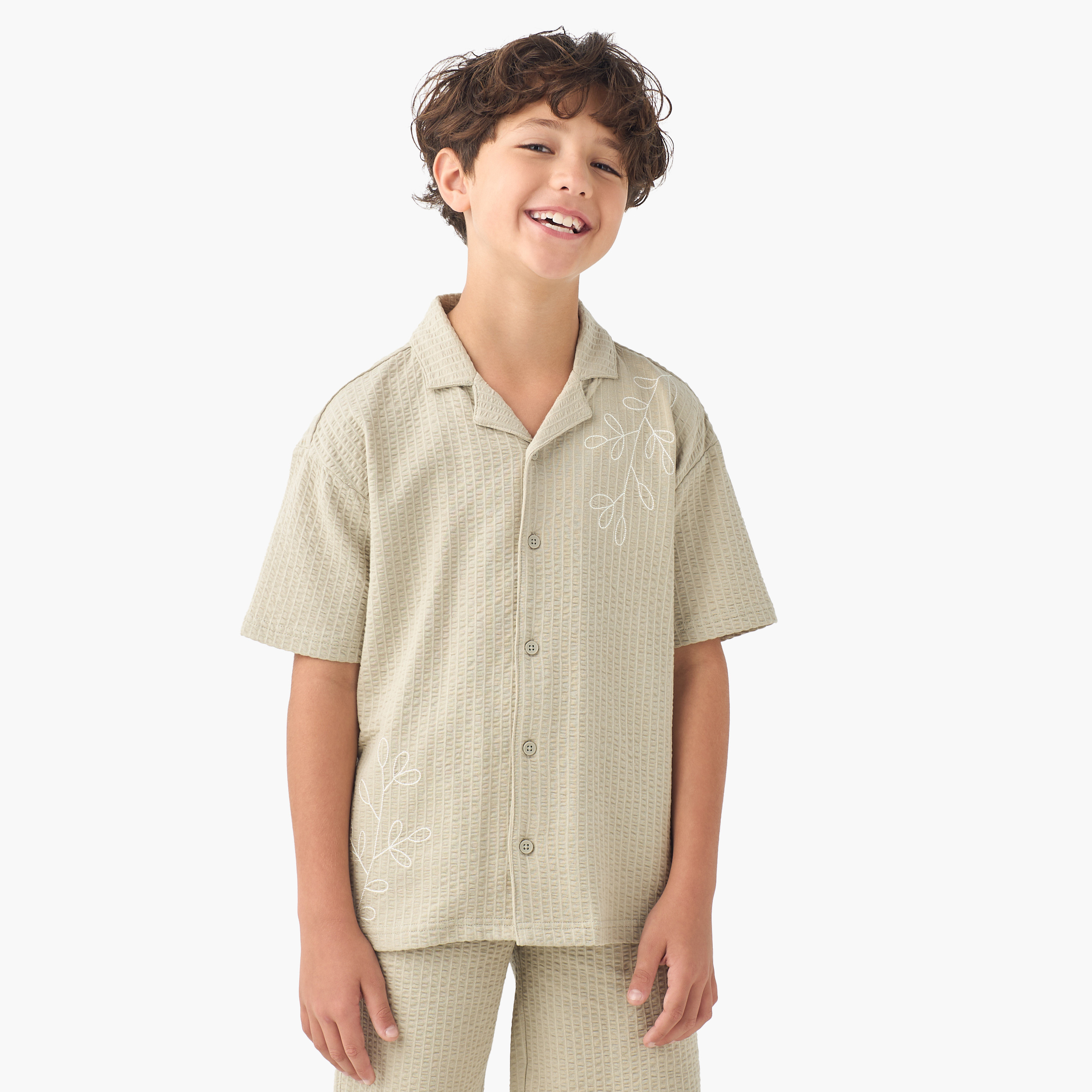 طقم شورت بتفاصيل مطرزة وقميص بياقة كامب وأكمام قصيرة من إليجو -boys-clothing-setsandcoords-image-2