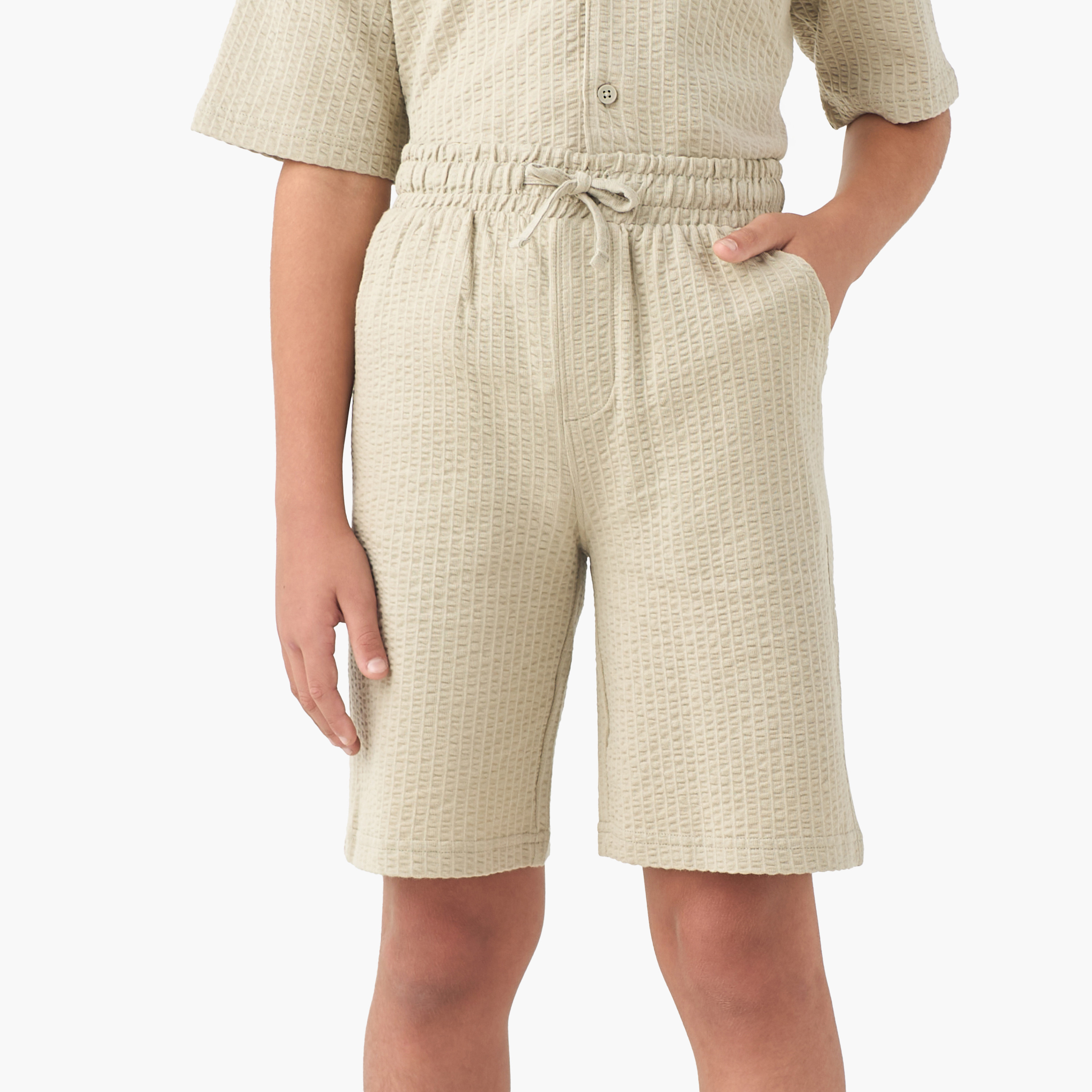 طقم شورت بتفاصيل مطرزة وقميص بياقة كامب وأكمام قصيرة من إليجو -boys-clothing-setsandcoords-image-3