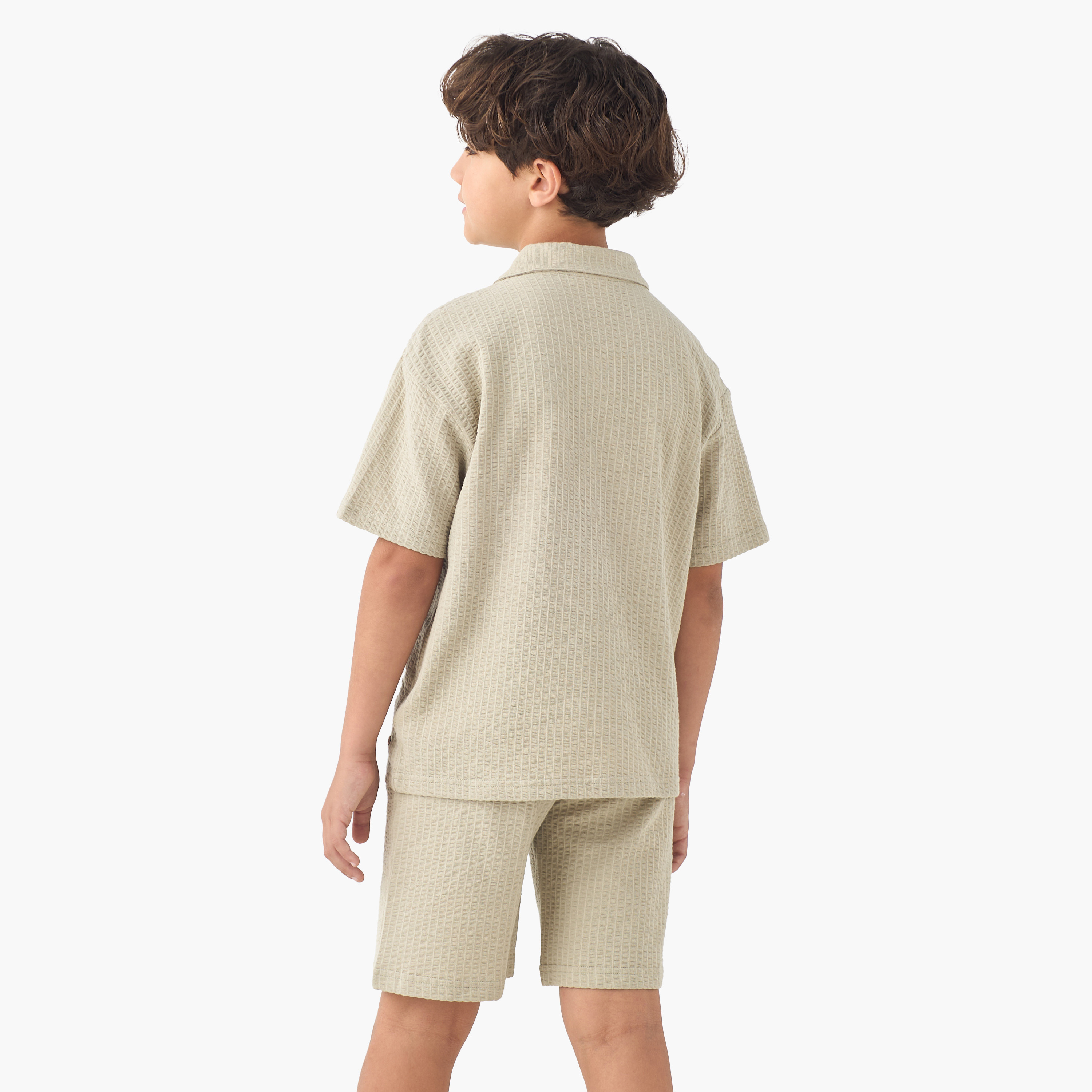 طقم شورت بتفاصيل مطرزة وقميص بياقة كامب وأكمام قصيرة من إليجو -boys-clothing-setsandcoords-image-4