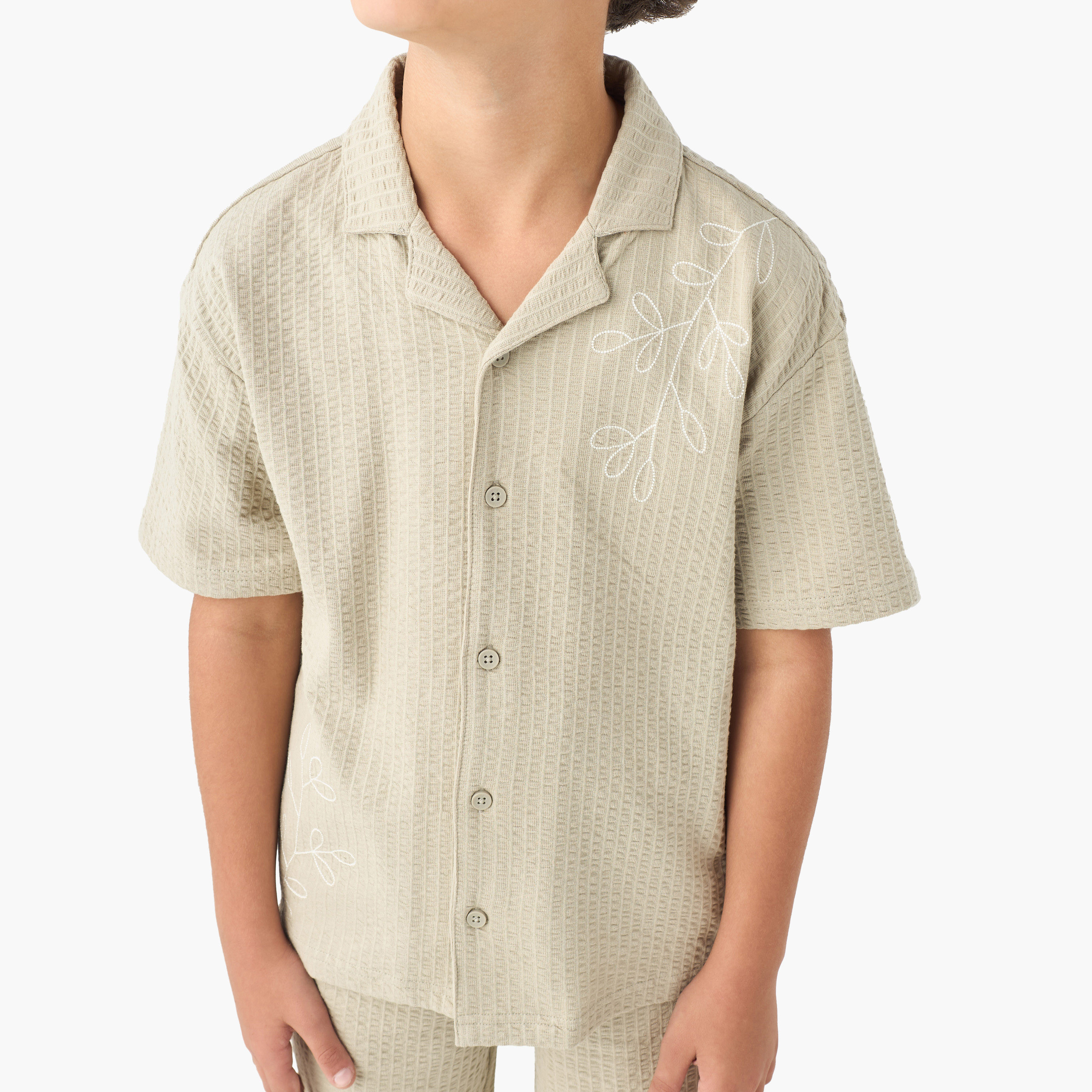 طقم شورت بتفاصيل مطرزة وقميص بياقة كامب وأكمام قصيرة من إليجو -boys-clothing-setsandcoords-image-5