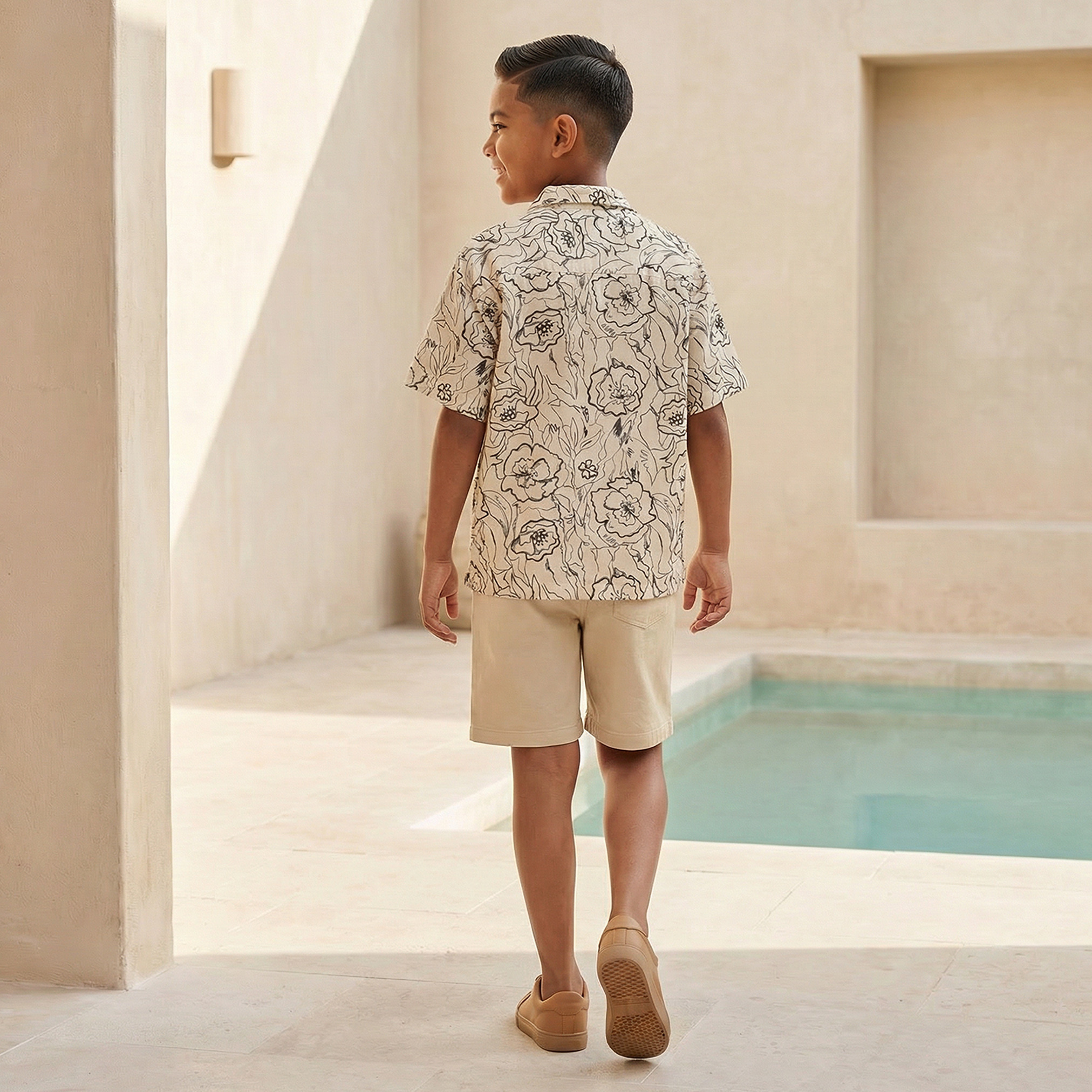 طقم شورت وقميص بياقة كامب وأكمام قصيرة وطبعات زهرية-boys-clothing-setsandcoords-image-3