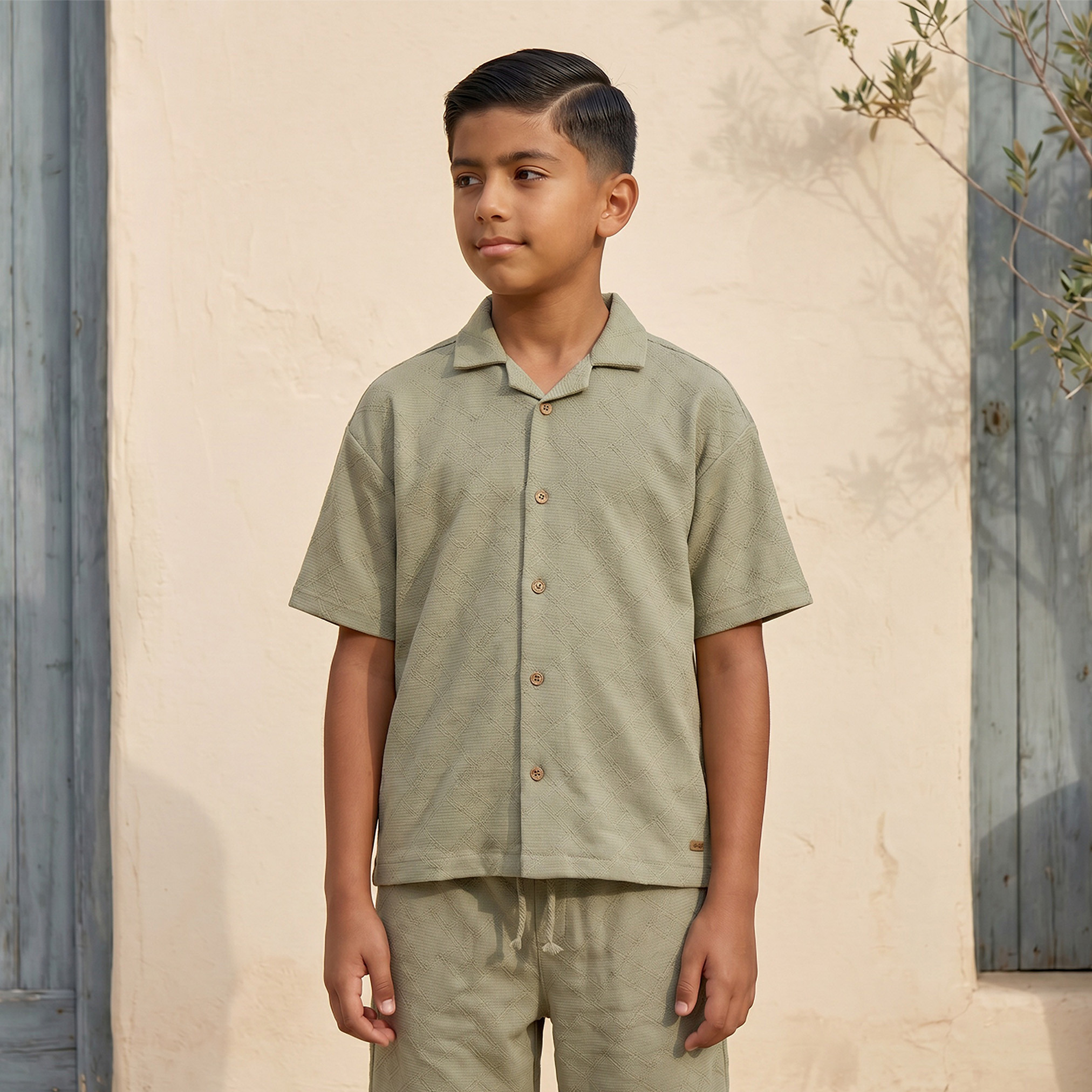 طقم شورت وقميص بارز الملمس بأكمام قصيرة وياقة عادية-boys-clothing-setsandcoords-image-2