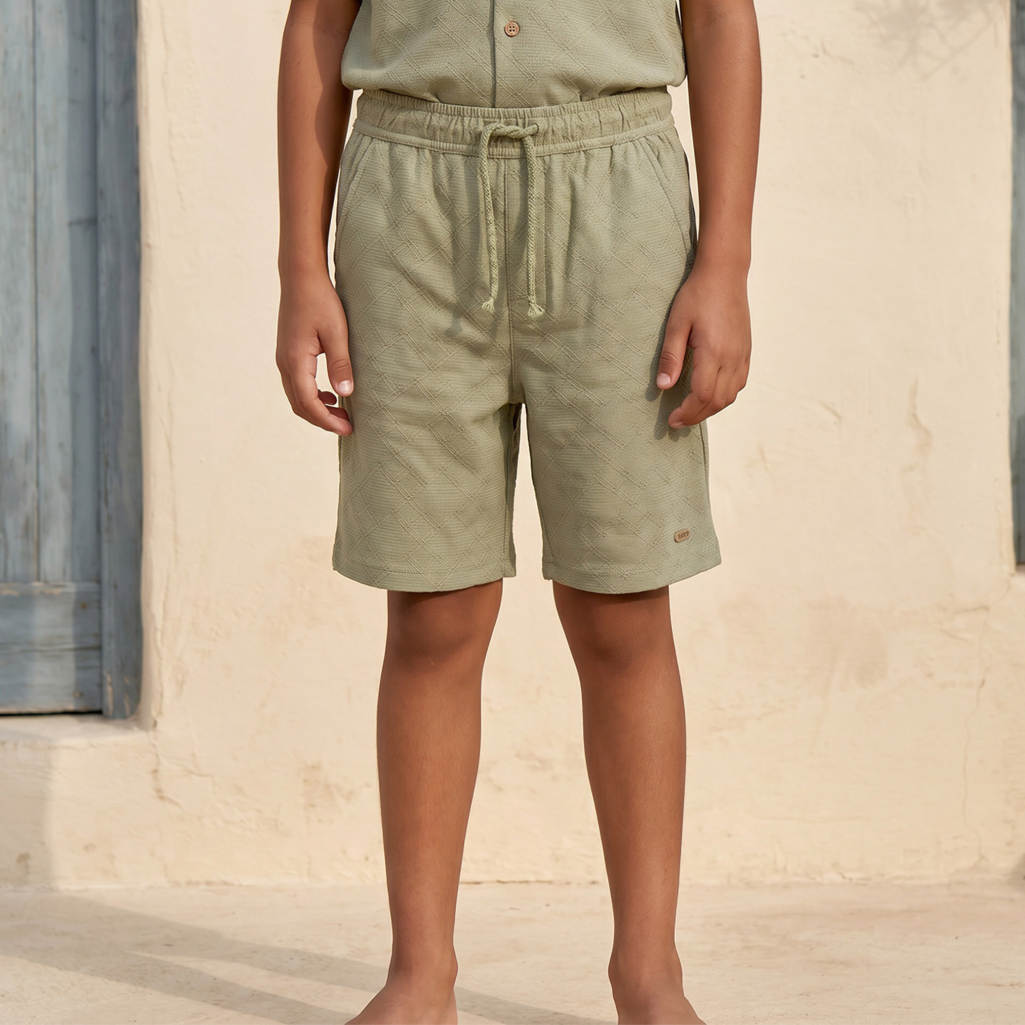 طقم شورت وقميص بارز الملمس بأكمام قصيرة وياقة عادية-boys-clothing-setsandcoords-image-3