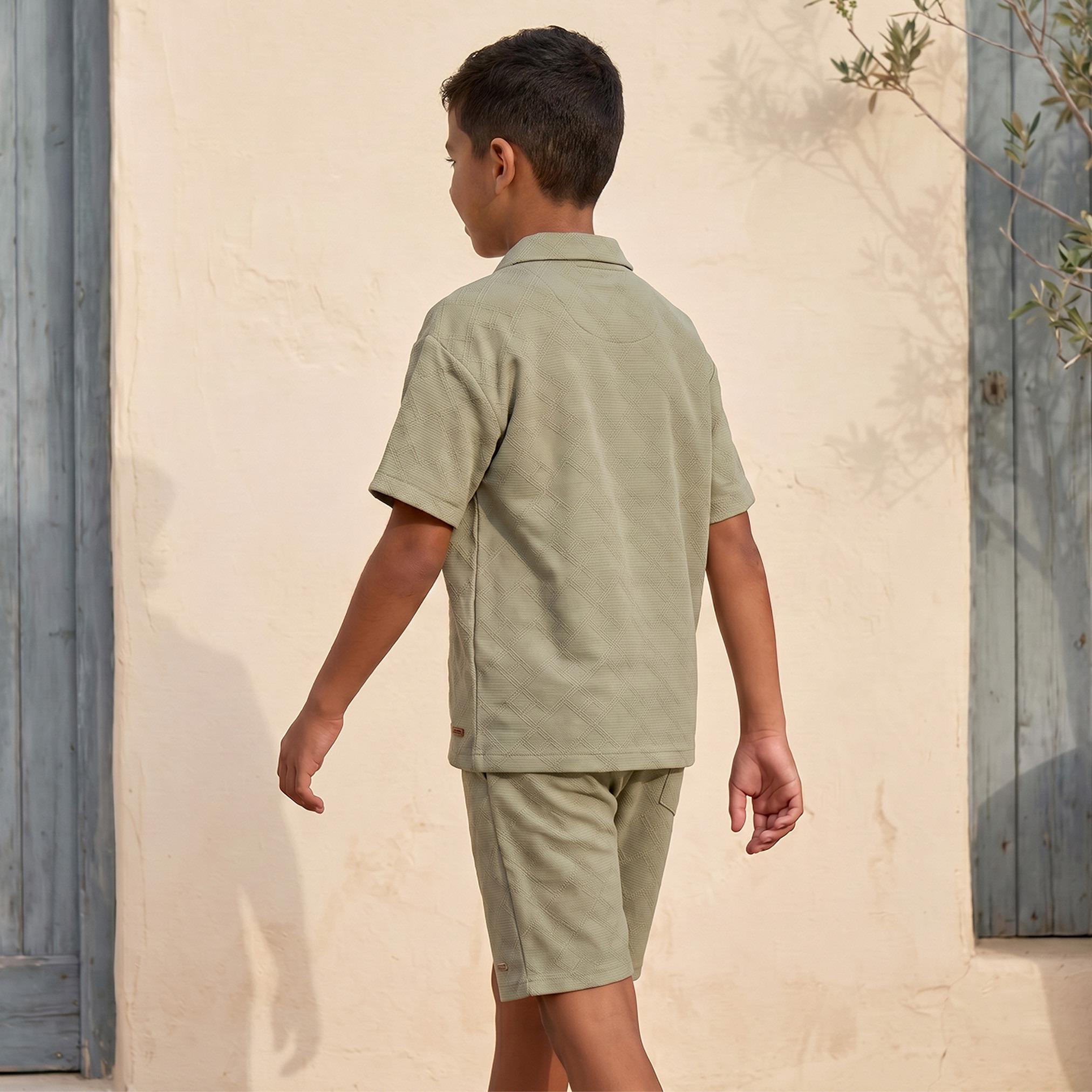 طقم شورت وقميص بارز الملمس بأكمام قصيرة وياقة عادية-boys-clothing-setsandcoords-image-4