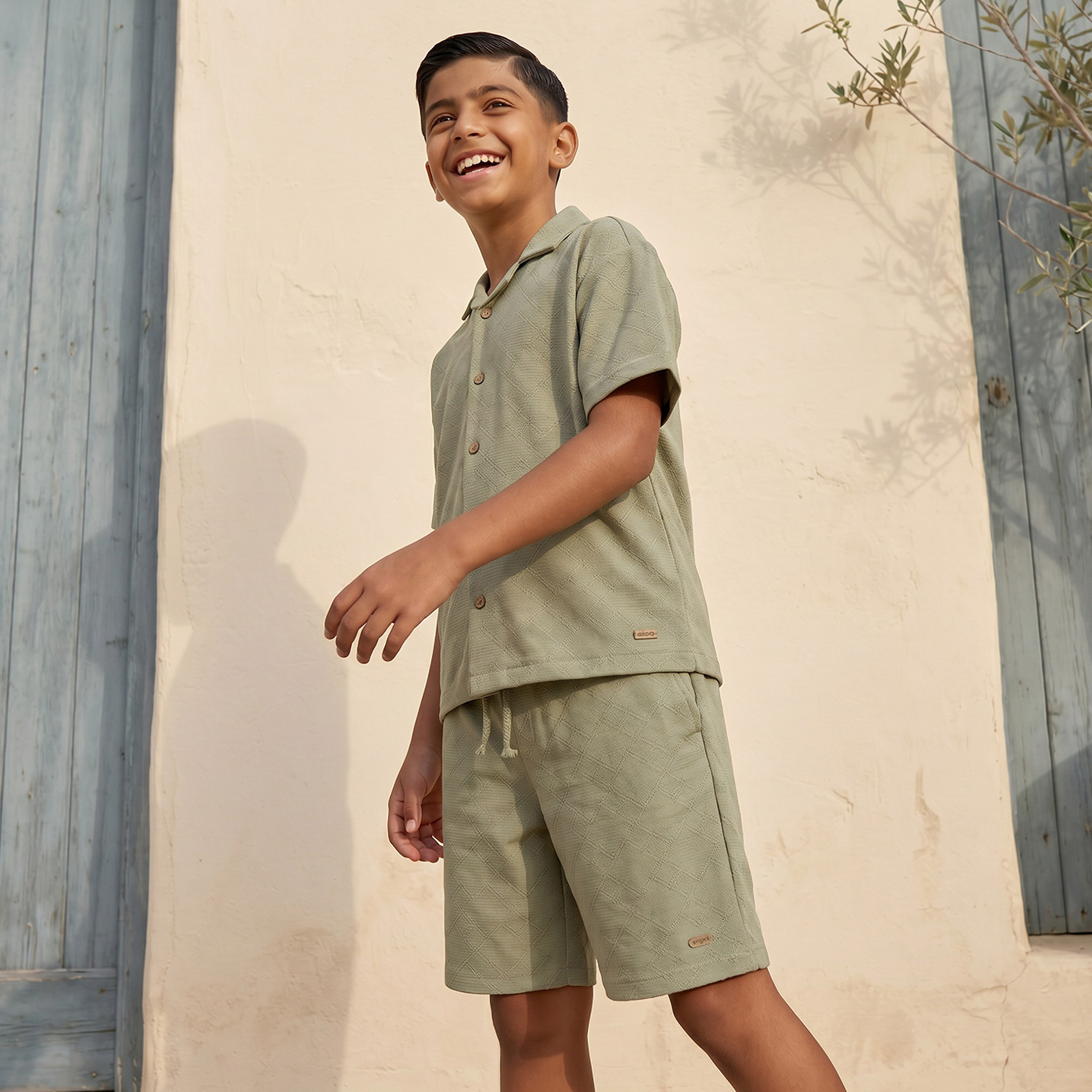 طقم شورت وقميص بارز الملمس بأكمام قصيرة وياقة عادية-boys-clothing-setsandcoords-image-7