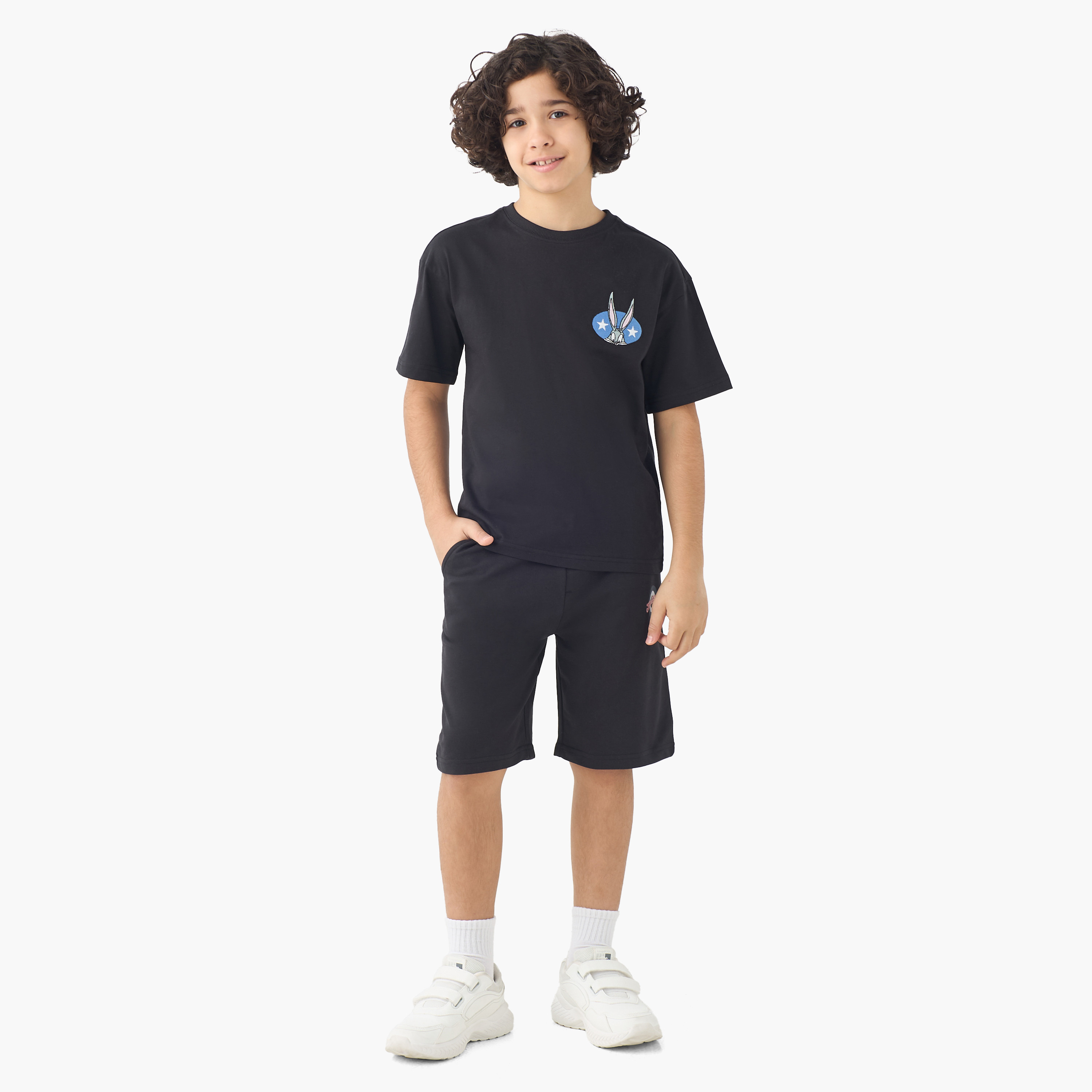 طقم شورت وتيشيرت بياقة ضيقة وأكمام قصيرة وطبعات باجز باني-boys-clothing-setsandcoords-image-1