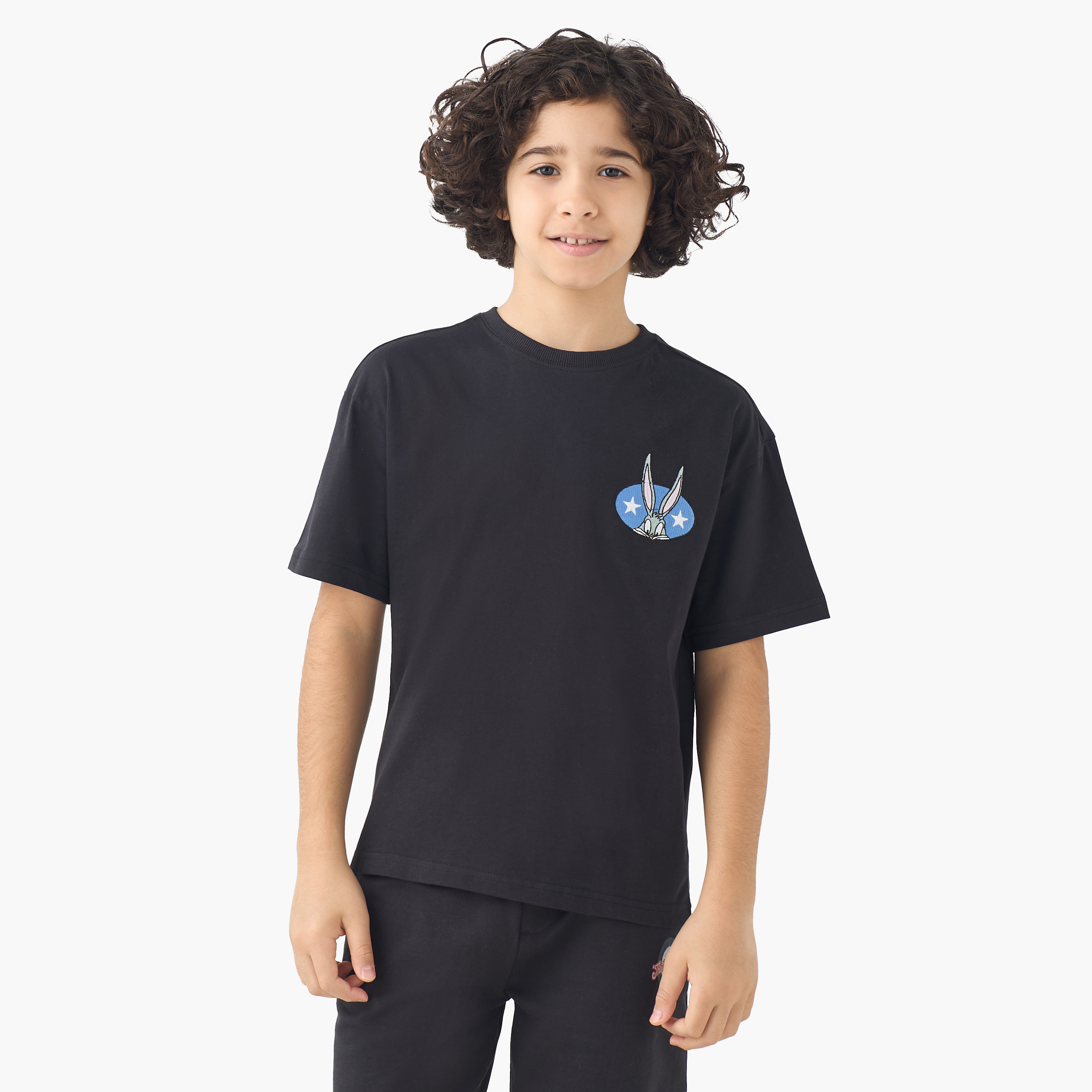 طقم شورت وتيشيرت بياقة ضيقة وأكمام قصيرة وطبعات باجز باني-boys-clothing-setsandcoords-image-2