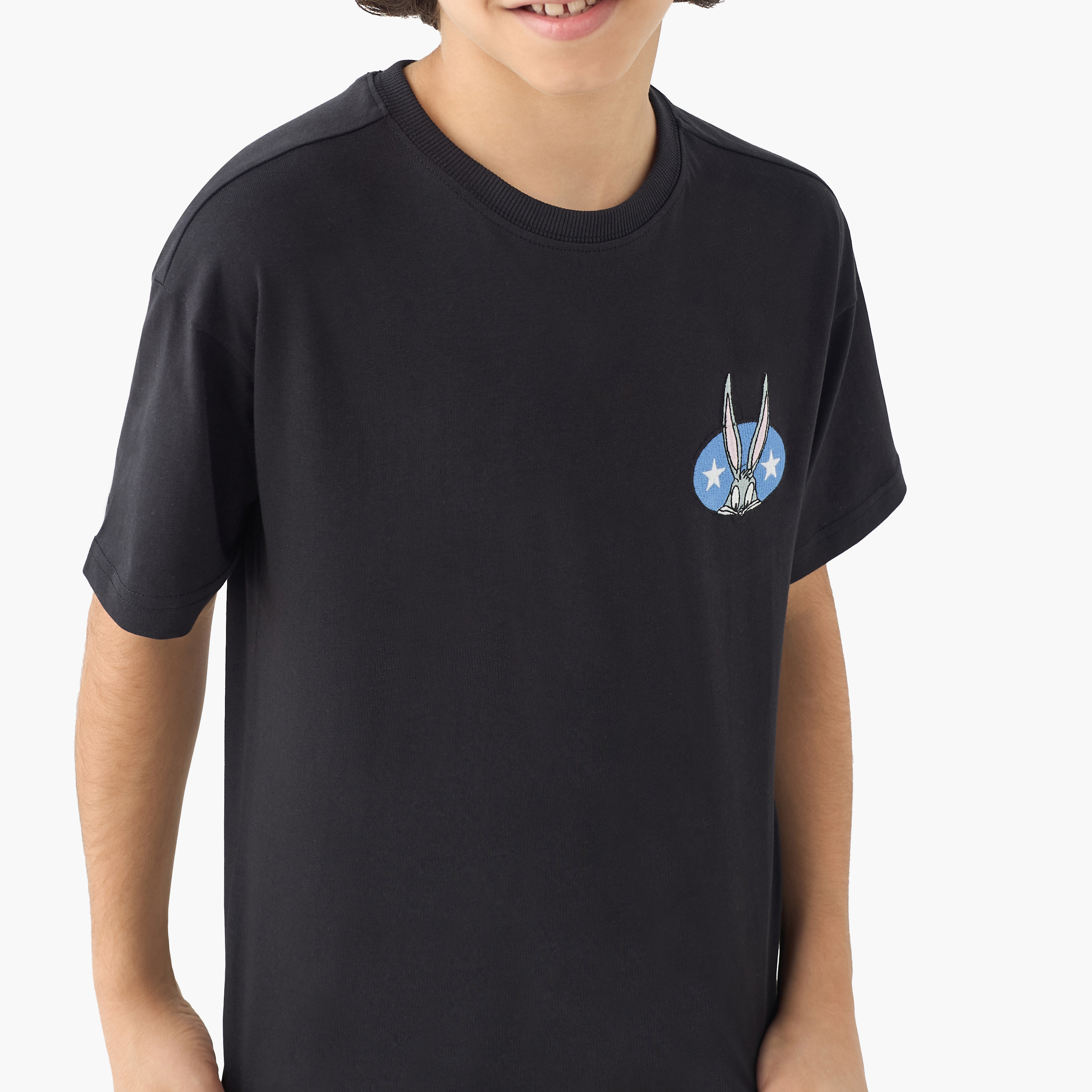 طقم شورت وتيشيرت بياقة ضيقة وأكمام قصيرة وطبعات باجز باني-boys-clothing-setsandcoords-image-5