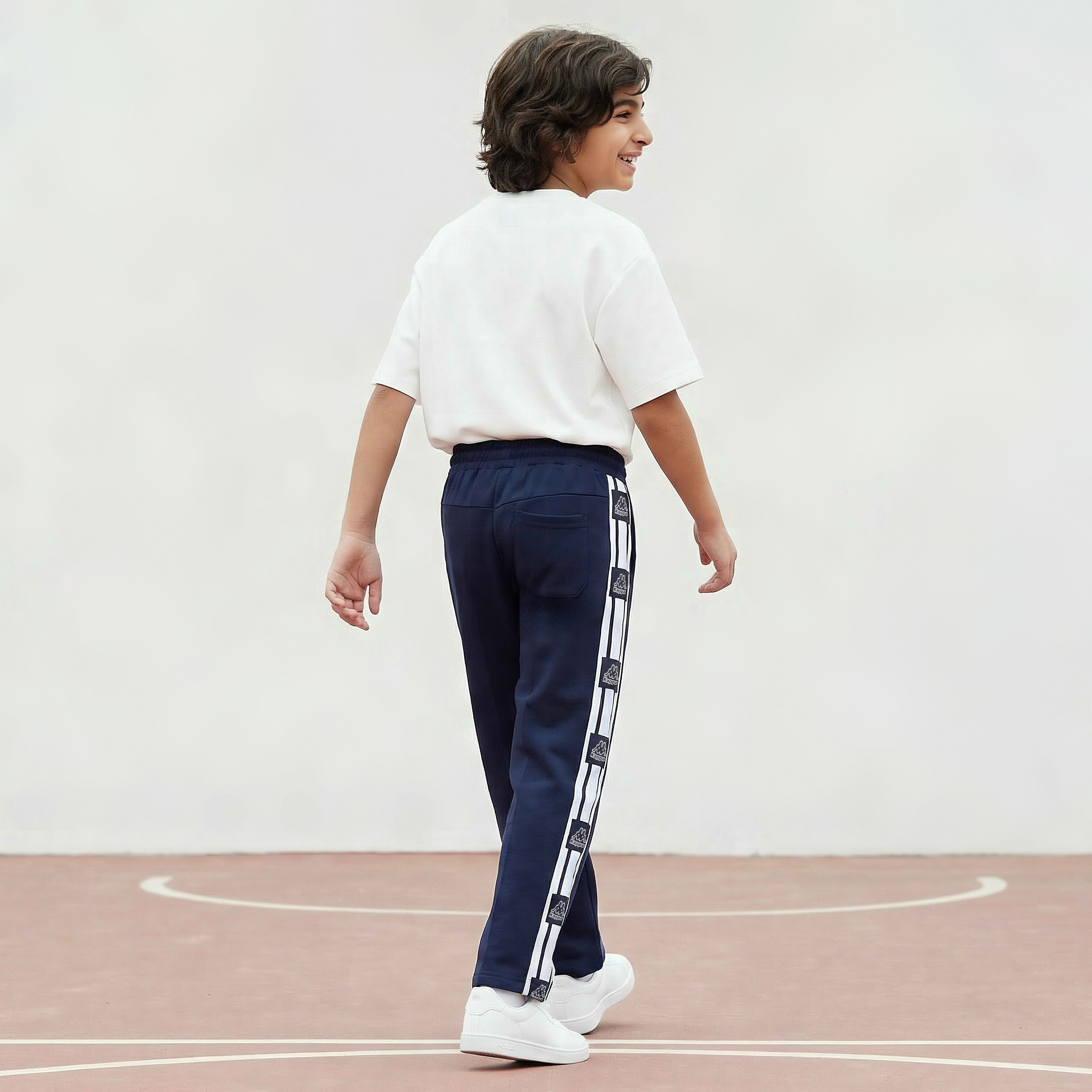 بنطلون رياضي بخصر مطاطي برباط وبتفاصيل شريط من كابا-boys-clothing-bottoms-joggersandtrackpants-image-3