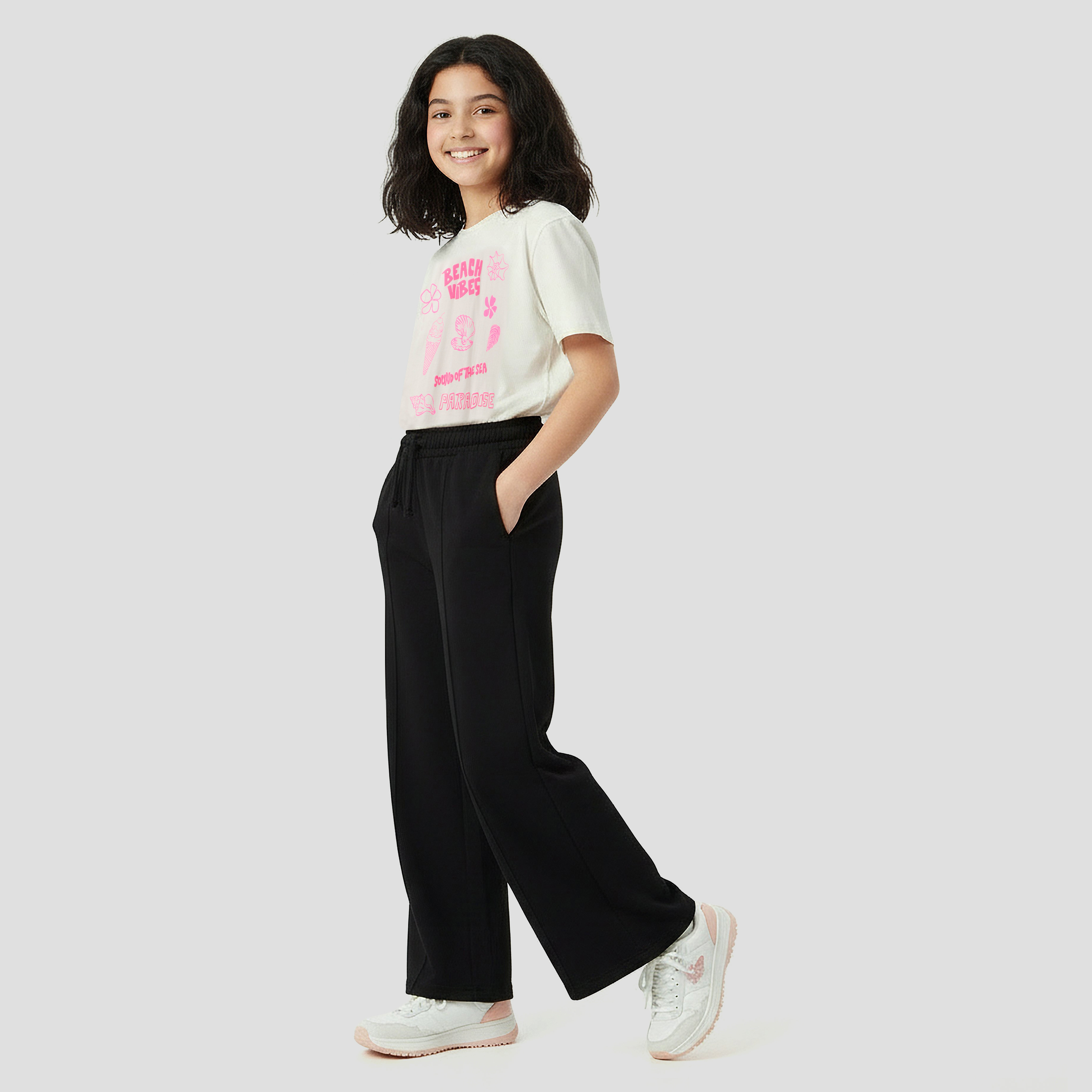 بنطلون رياضي واسع الساقين بخصر برباط وتفاصيل شريط بارز من جونيورز-girls-clothing-bottoms-joggersandtrackpants-image-4