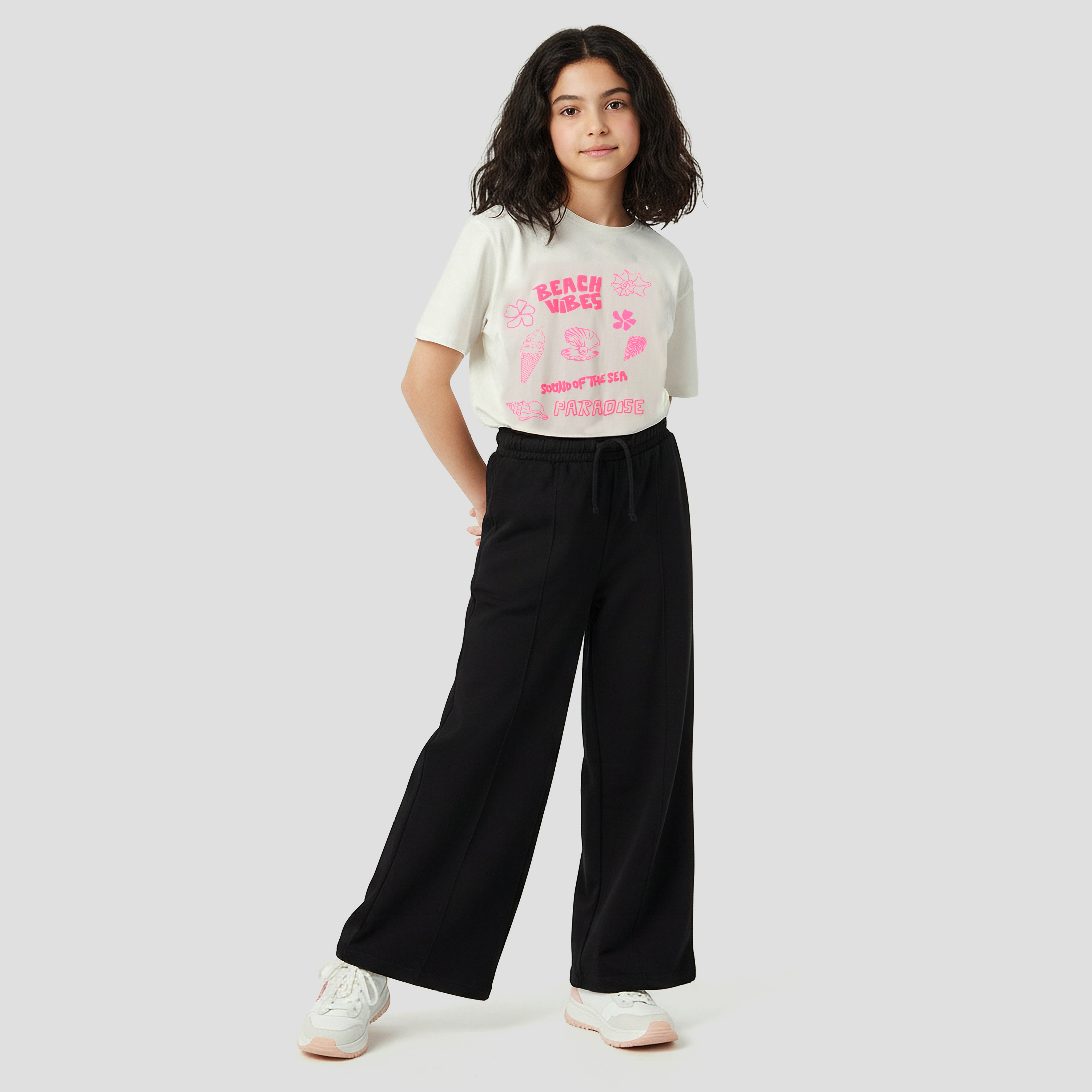 بنطلون رياضي واسع الساقين بخصر برباط وتفاصيل شريط بارز من جونيورز-girls-clothing-bottoms-joggersandtrackpants-image-1