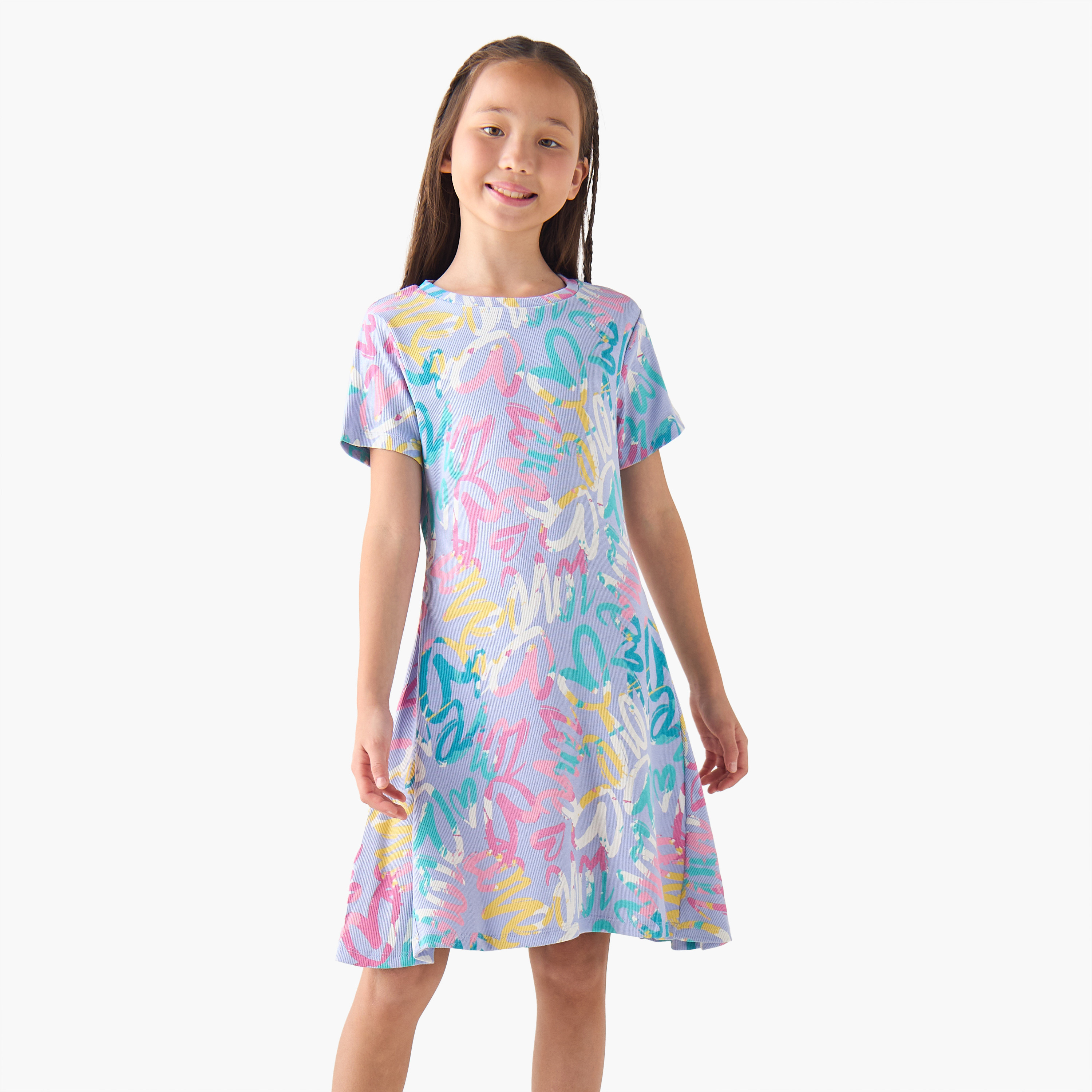 فستان إيه لاين بياقة مستديرة وأكمام قصيرة وطبعات جرافيتي من جونيورز-girls-clothing-dressesandjumpsuits-image-1