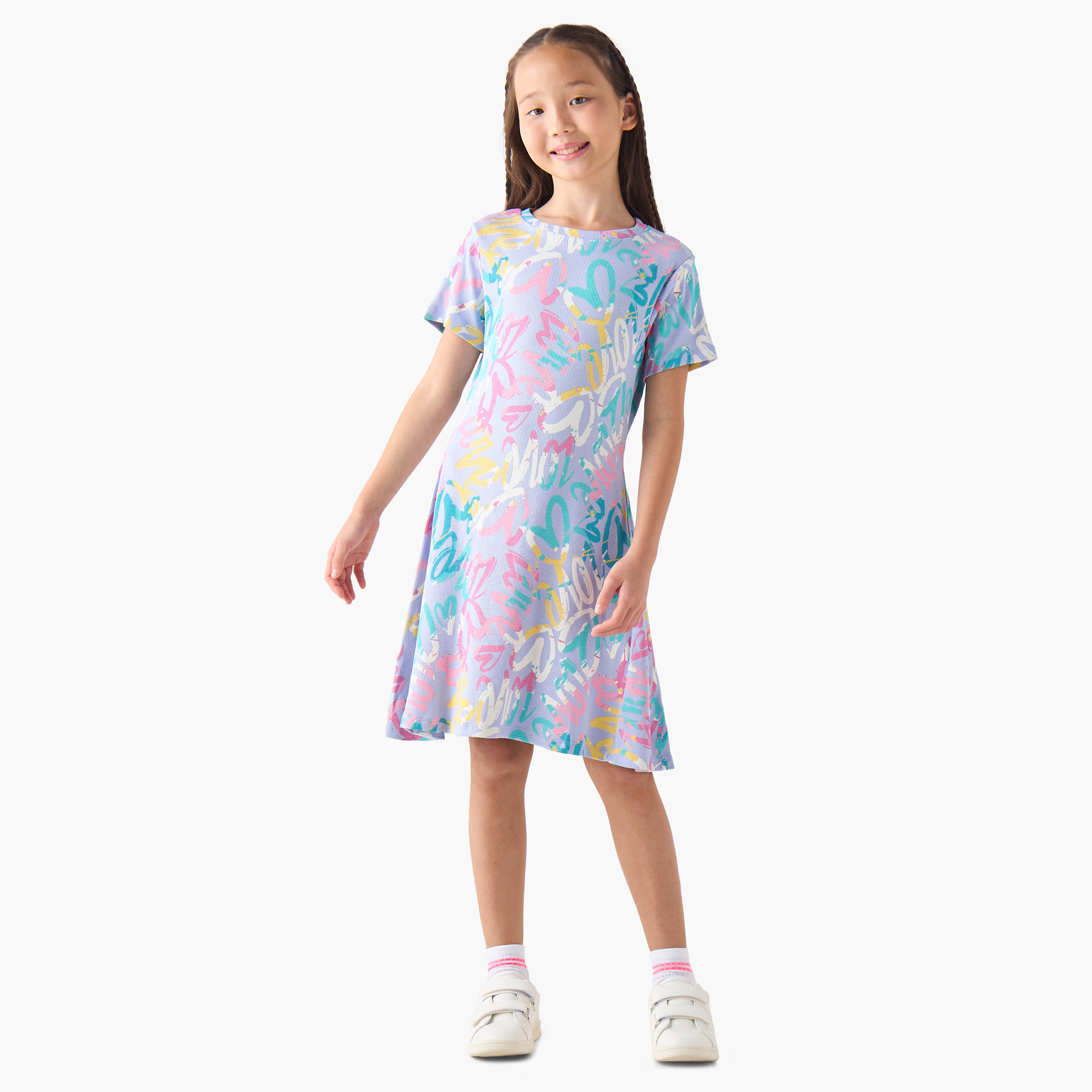 فستان إيه لاين بياقة مستديرة وأكمام قصيرة وطبعات جرافيتي من جونيورز-girls-clothing-dressesandjumpsuits-image-2