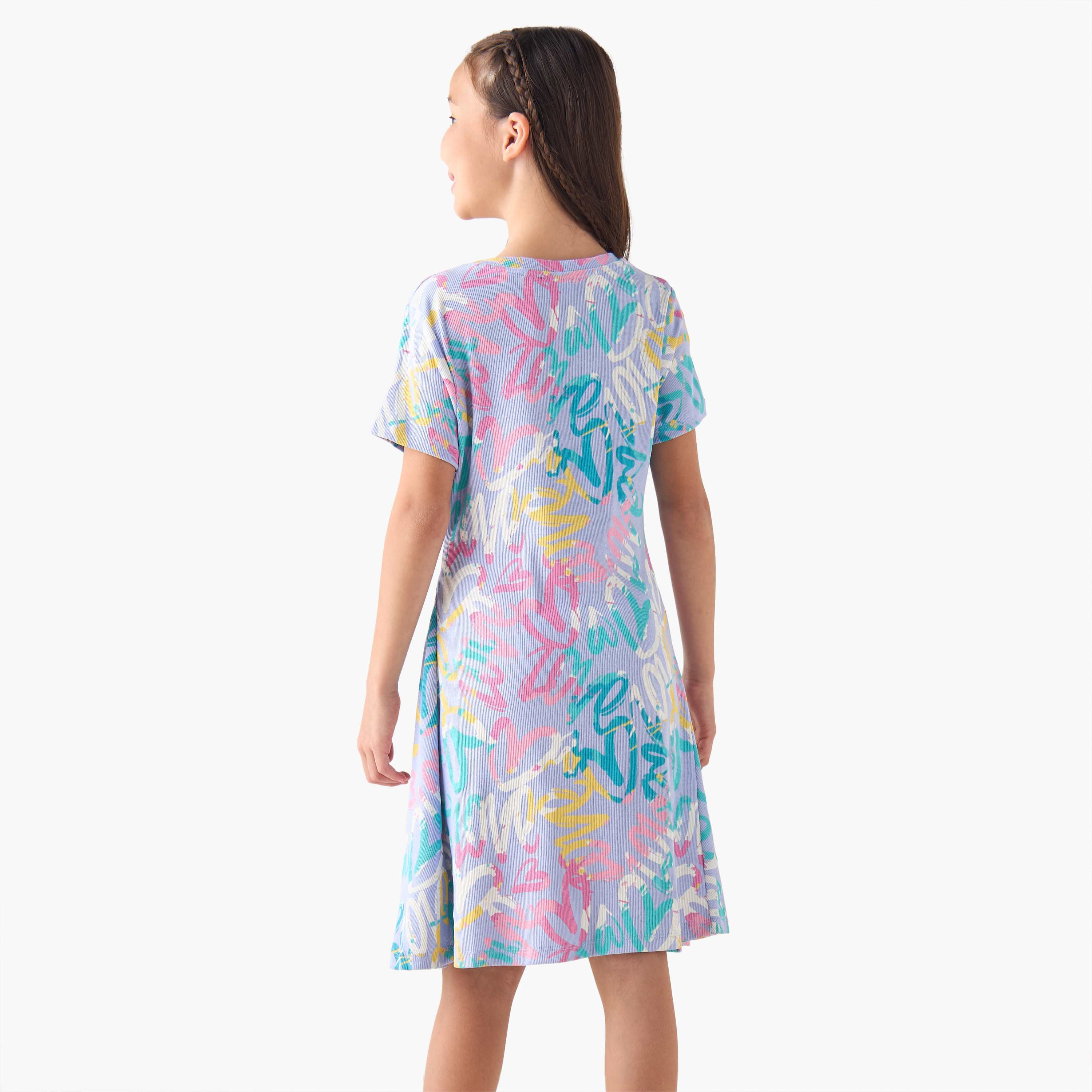 فستان إيه لاين بياقة مستديرة وأكمام قصيرة وطبعات جرافيتي من جونيورز-girls-clothing-dressesandjumpsuits-image-3