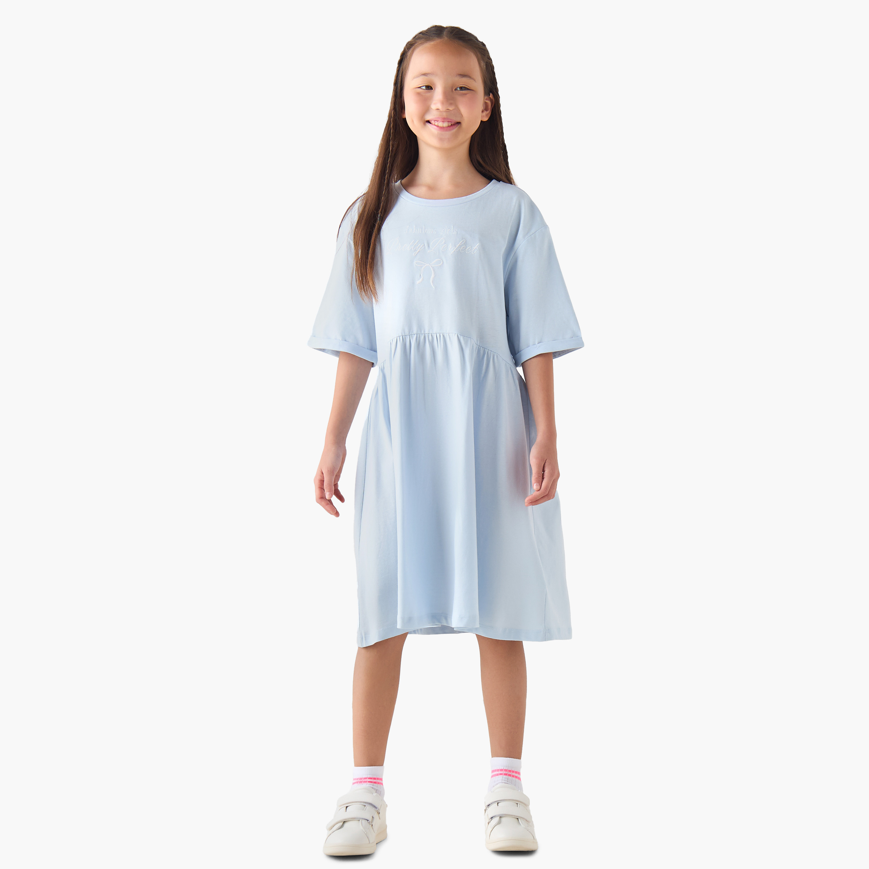 فستان بقصّة إيه لاين بياقة مستديرة وأكمام قصيرة مع تطريز شعار من جونيورز-girls-clothing-dressesandjumpsuits-image-4