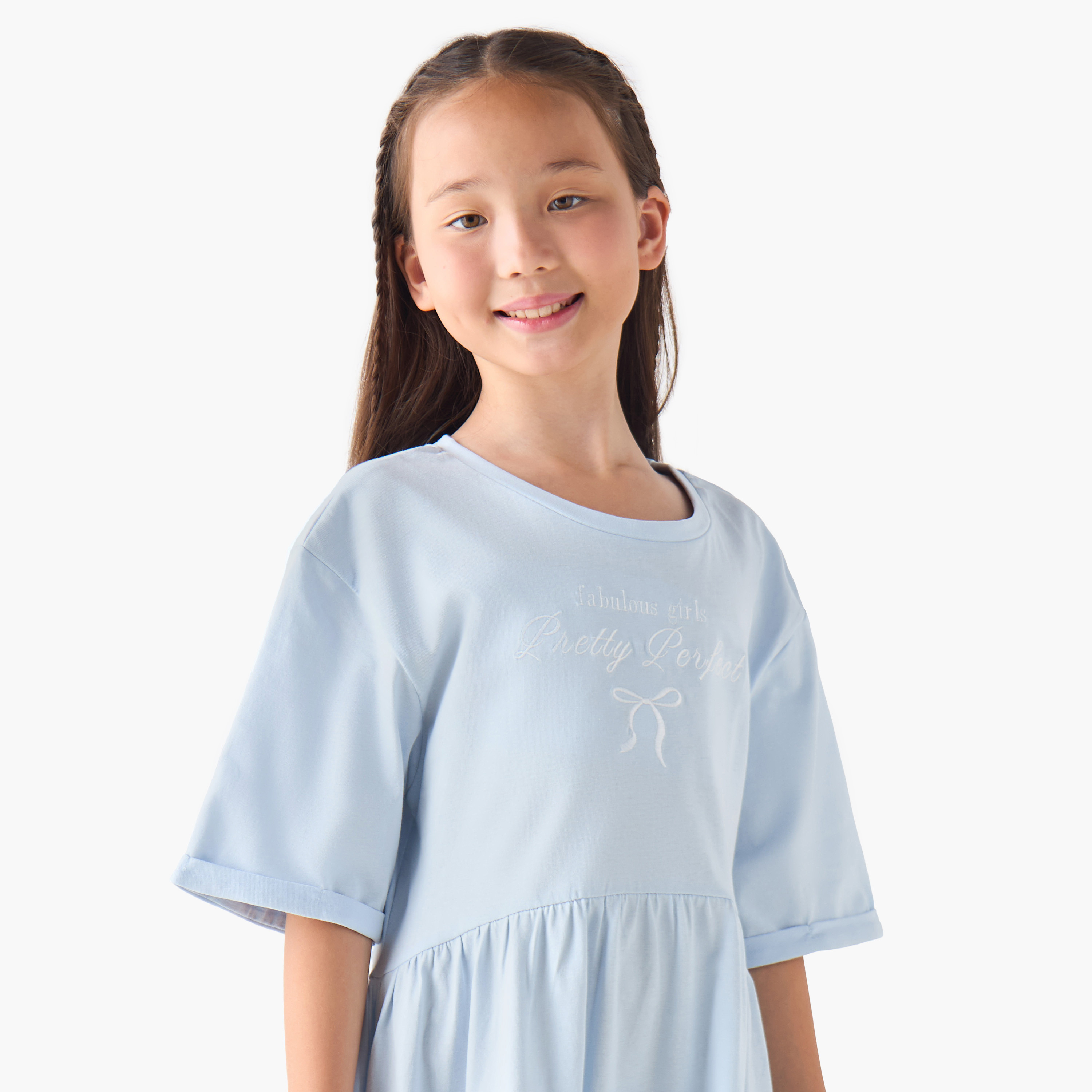 فستان بقصّة إيه لاين بياقة مستديرة وأكمام قصيرة مع تطريز شعار من جونيورز-girls-clothing-dressesandjumpsuits-image-2