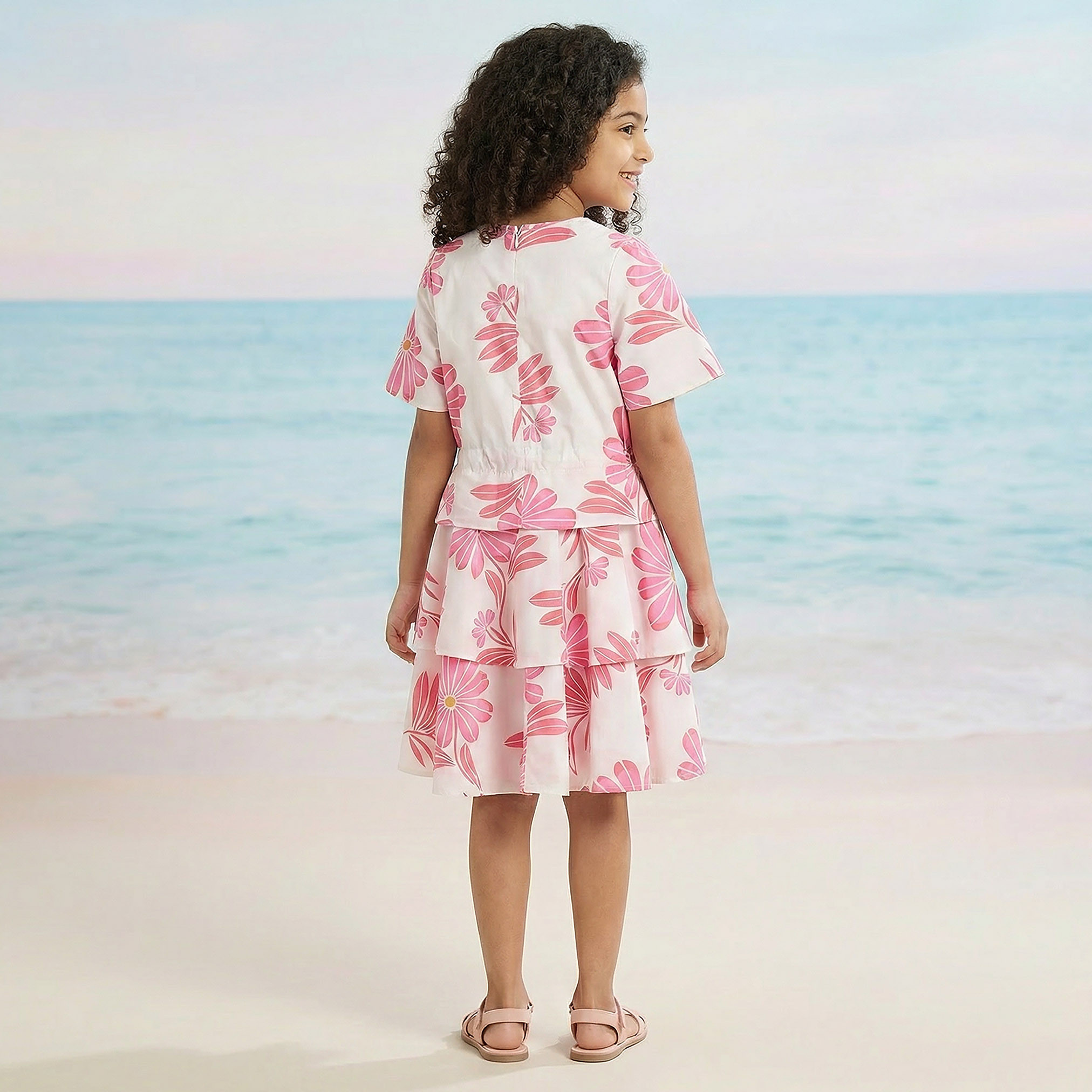فستان طبقات بطول الركبة وبأكمام قصيرة ورقبة مستديرة وطبعات من جونيورز-girls-clothing-dressesandjumpsuits-image-3