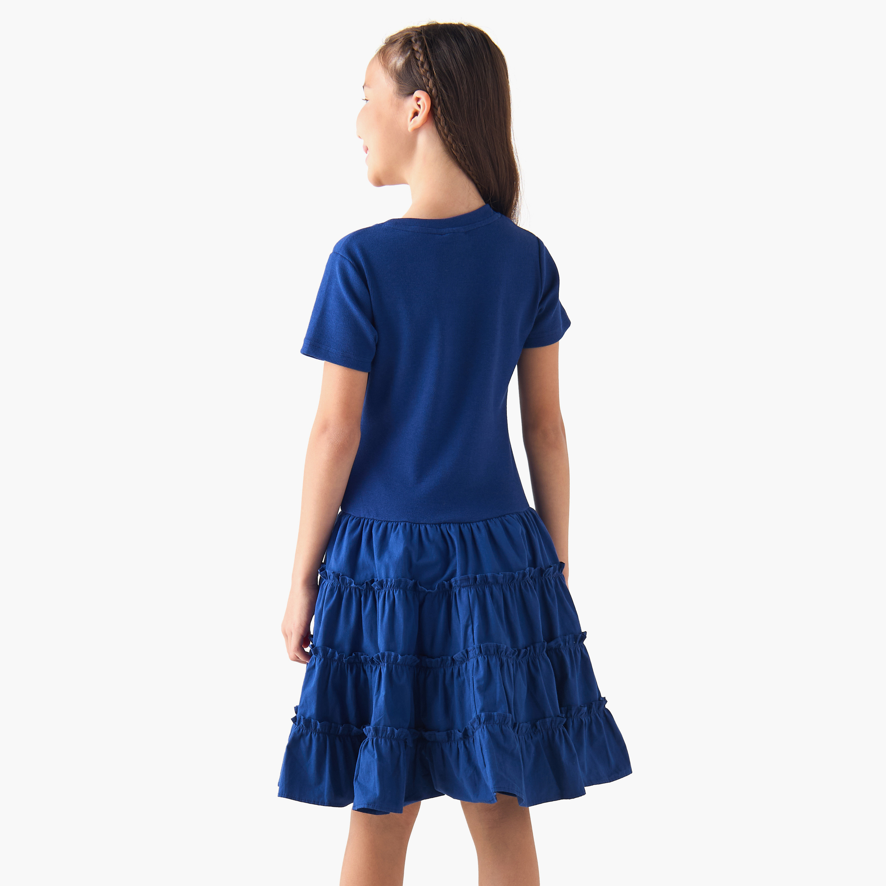 فستان بأكمام قصيرة وياقة مستديرة وخصر منسدل وكشكش من جونيورز-girls-clothing-dressesandjumpsuits-image-3