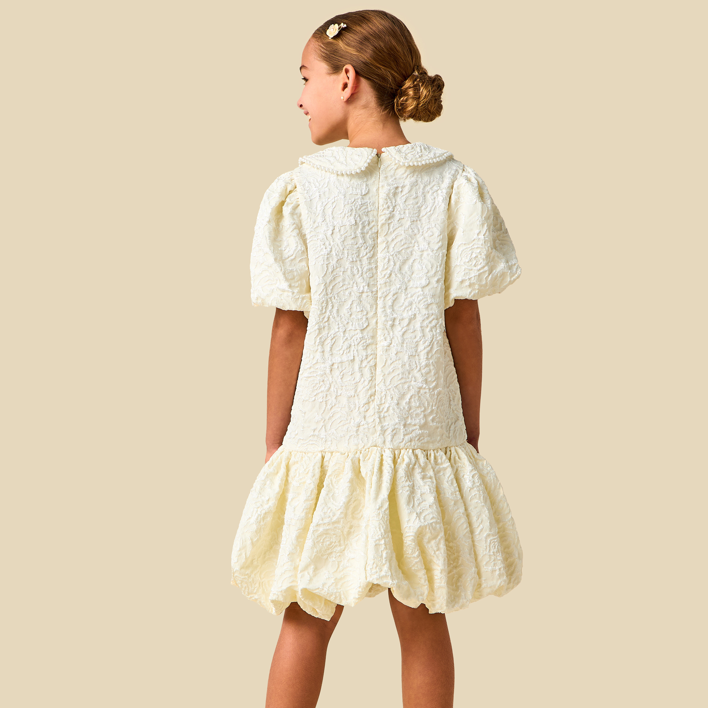 فستان بياقة بيتر بان وأكمام قصيرة وتزيينات لؤلؤ من جونيورز-girls-clothing-dressesandjumpsuits-image-3